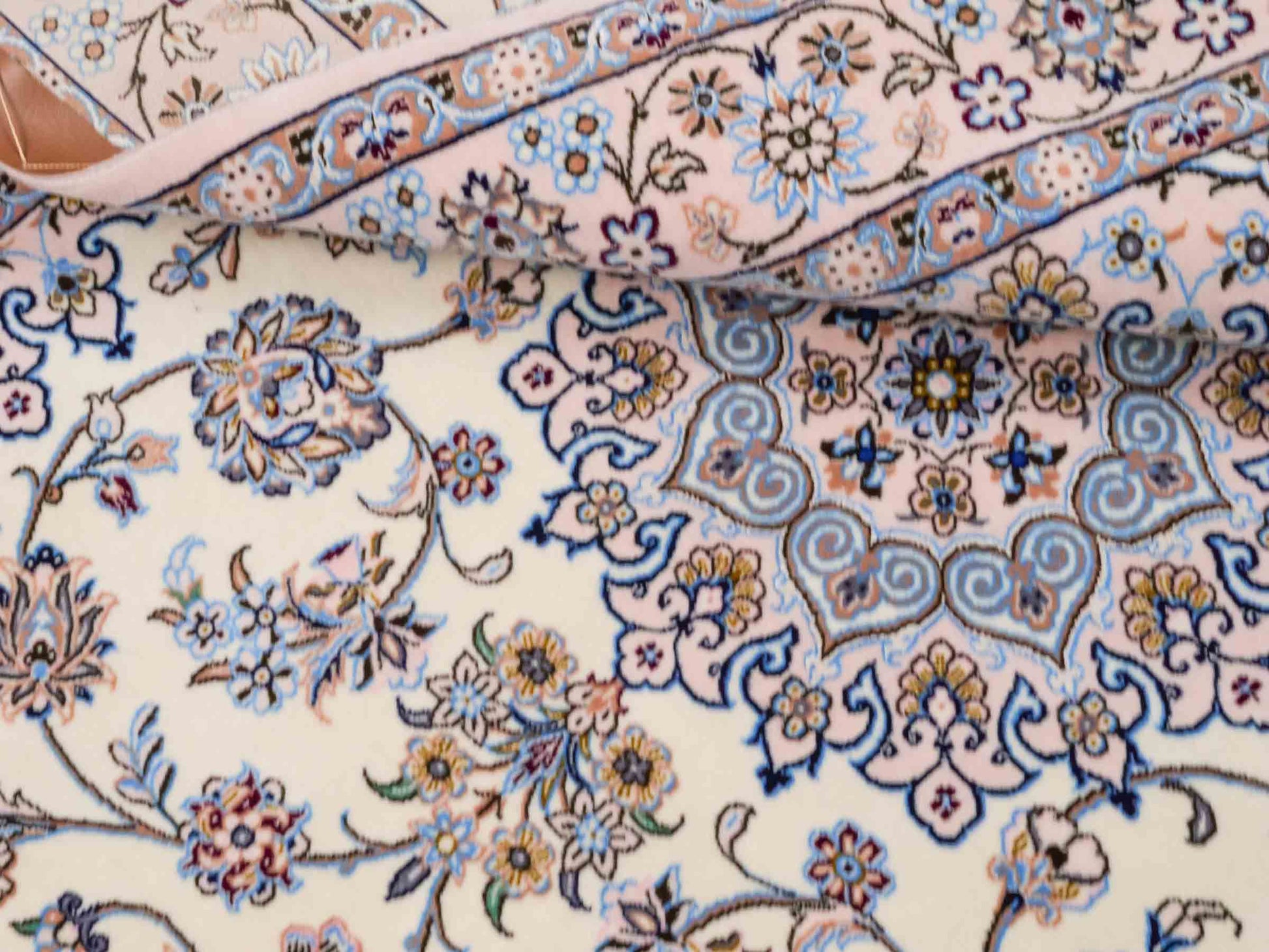 Handgeknüpfter Nain 6La Perserteppich von Habibian für Khademi, signiert, aus Wolle mit Seide, cremeweiß. Persischer Orientteppich mit Medaillon. Von Hand geknüpft in Iran / Persien. Größe: 146 x 102 cm. Teppichnummer: SB3-1040 Jupiter Intl.