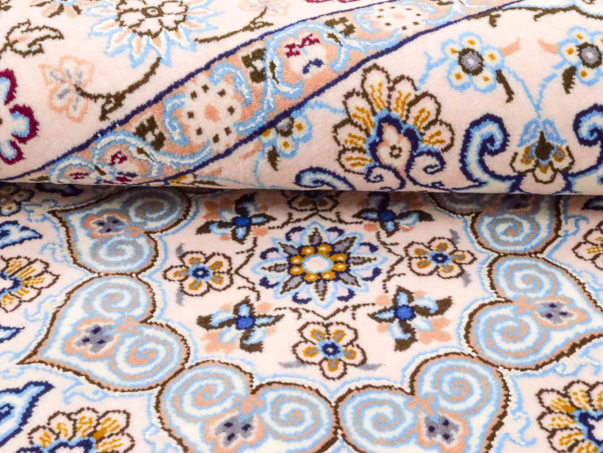 Handgeknüpfter Nain 6La Perserteppich von Habibian für Khademi, signiert, aus Wolle mit Seide, cremeweiß. Persischer Orientteppich mit Medaillon. Von Hand geknüpft in Iran / Persien. Größe: 146 x 102 cm. Teppichnummer: SB3-1040 Jupiter Intl.