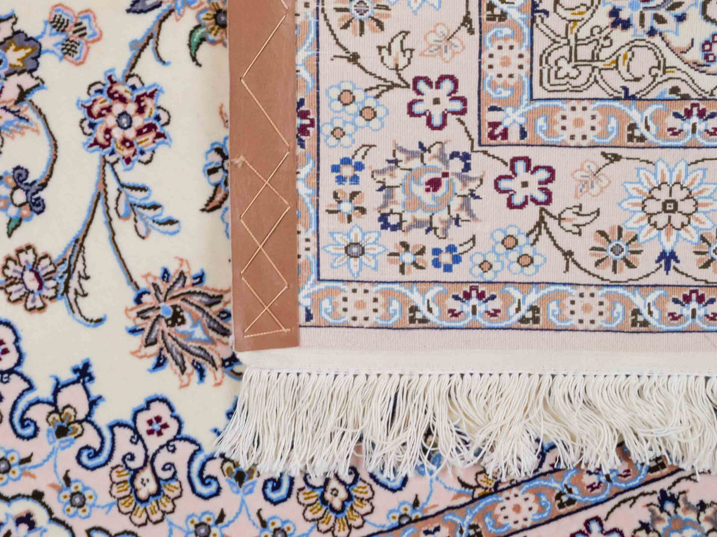 Handgeknüpfter Nain 6La Perserteppich von Habibian für Khademi, signiert, aus Wolle mit Seide, cremeweiß. Persischer Orientteppich mit Medaillon. Von Hand geknüpft in Iran / Persien. Größe: 146 x 102 cm. Teppichnummer: SB3-1040 Jupiter Intl.