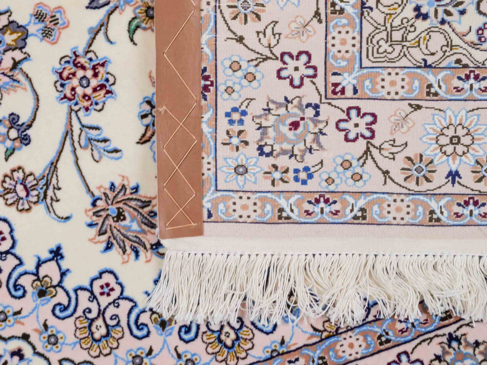 Handgeknüpfter Nain 6La Perserteppich von Habibian für Khademi, signiert, aus Wolle mit Seide, cremeweiß. Persischer Orientteppich mit Medaillon. Von Hand geknüpft in Iran / Persien. Größe: 146 x 102 cm. Teppichnummer: SB3-1040 Jupiter Intl.