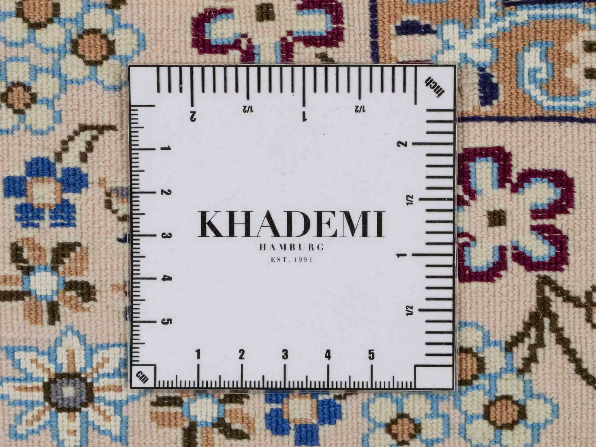 Handgeknüpfter Nain 6La Perserteppich von Habibian für Khademi, signiert, aus Wolle mit Seide, cremeweiß. Persischer Orientteppich mit Medaillon. Von Hand geknüpft in Iran / Persien. Größe: 146 x 102 cm. Teppichnummer: SB3-1040 Jupiter Intl.