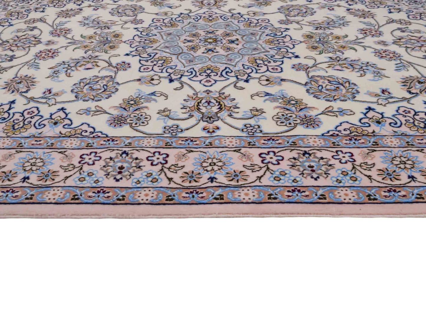 Handgeknüpfter Nain 6La Perserteppich von Habibian für Khademi, signiert, aus Wolle mit Seide, cremeweiß. Persischer Orientteppich mit Medaillon. Von Hand geknüpft in Iran / Persien. Größe: 146 x 102 cm. Teppichnummer: SB3-1040 Jupiter Intl.