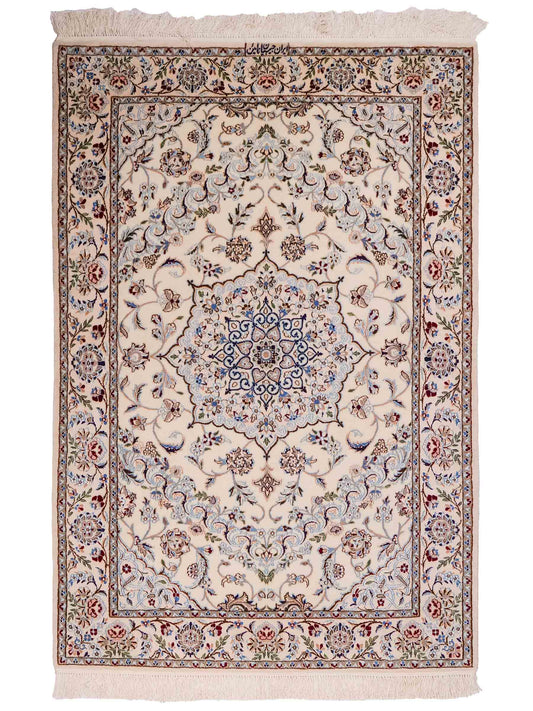 Handgeknüpfter Nain 6La Perserteppich von Habibian für Khademi, signiert, aus Wolle mit Seide, cremeweiß. Persischer Orientteppich mit Medaillon. Von Hand geknüpft in Iran / Persien. Größe: 150 x 100 cm. Teppichnummer: SB3-1036 Jupiter Intl.