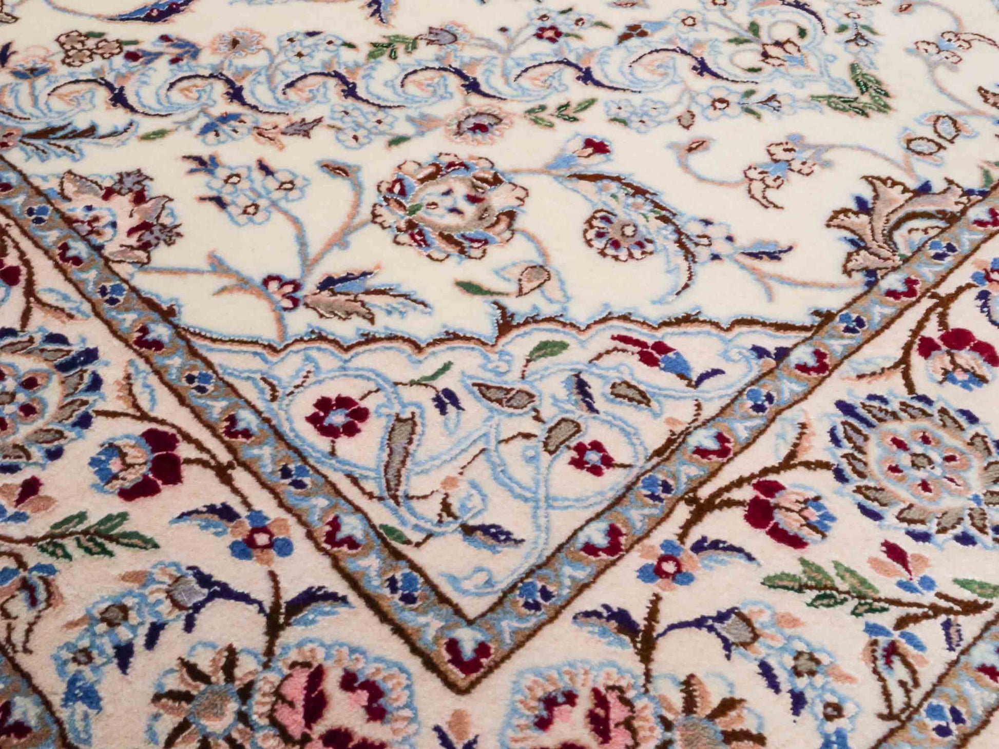 Handgeknüpfter Nain 6La Perserteppich von Habibian für Khademi, signiert, aus Wolle mit Seide, cremeweiß. Persischer Orientteppich mit Medaillon. Von Hand geknüpft in Iran / Persien. Größe: 150 x 100 cm. Teppichnummer: SB3-1036 Jupiter Intl.