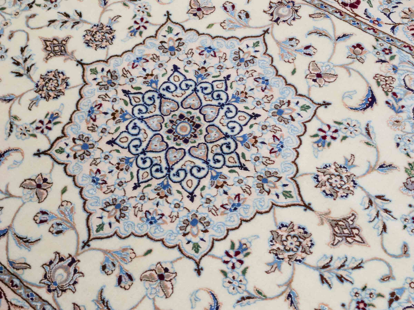 Handgeknüpfter Nain 6La Perserteppich von Habibian für Khademi, signiert, aus Wolle mit Seide, cremeweiß. Persischer Orientteppich mit Medaillon. Von Hand geknüpft in Iran / Persien. Größe: 150 x 100 cm. Teppichnummer: SB3-1036 Jupiter Intl.