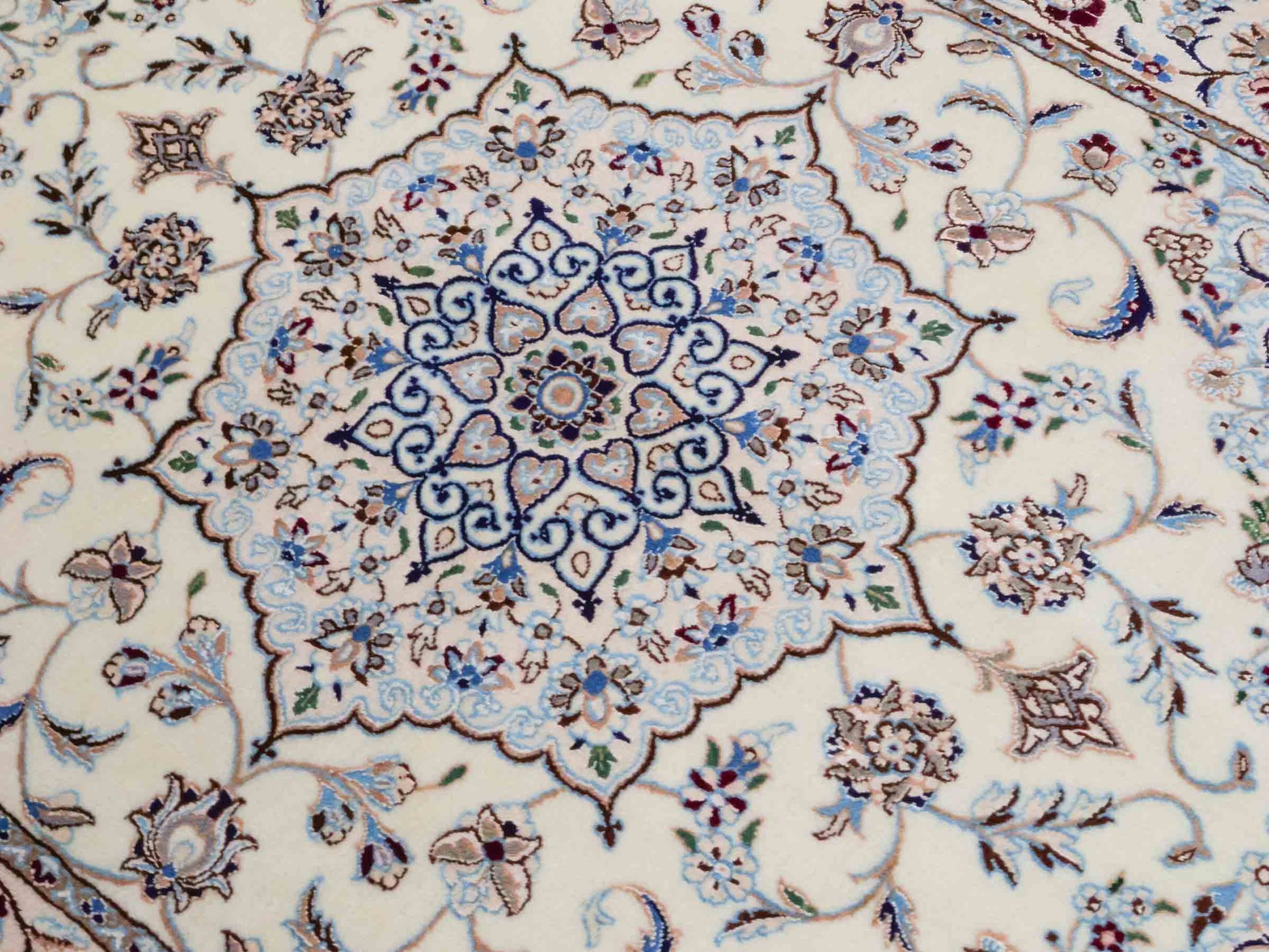 Handgeknüpfter Nain 6La Perserteppich von Habibian für Khademi, signiert, aus Wolle mit Seide, cremeweiß. Persischer Orientteppich mit Medaillon. Von Hand geknüpft in Iran / Persien. Größe: 150 x 100 cm. Teppichnummer: SB3-1036 Jupiter Intl.