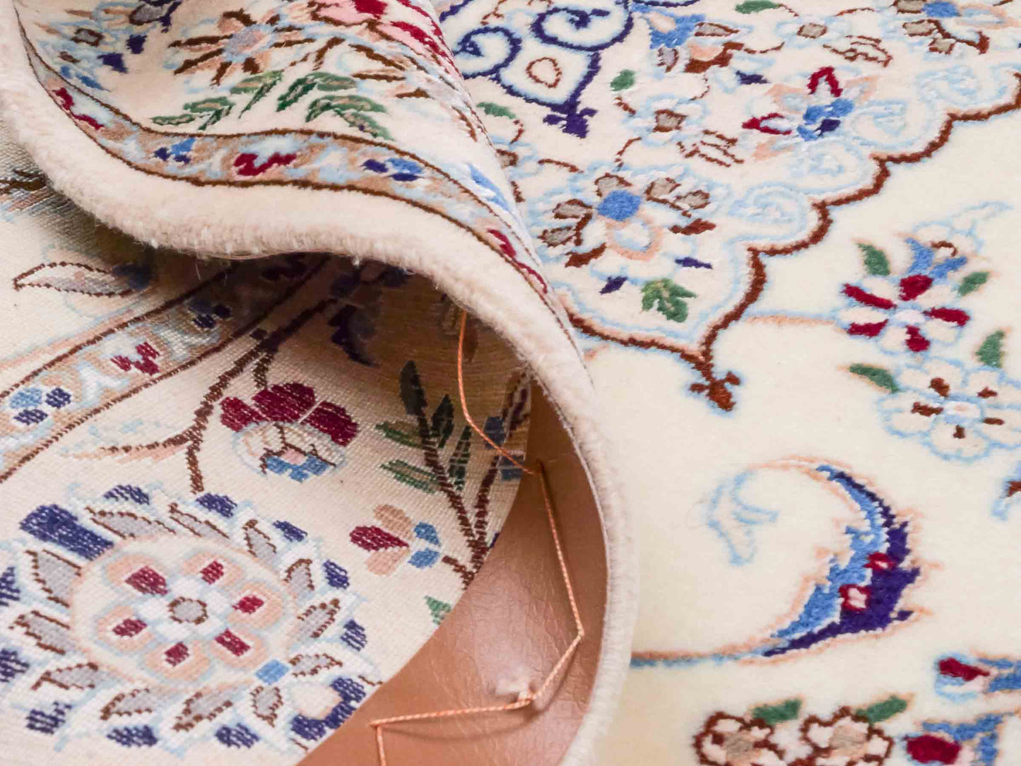 Handgeknüpfter Nain 6La Perserteppich von Habibian für Khademi, signiert, aus Wolle mit Seide, cremeweiß. Persischer Orientteppich mit Medaillon. Von Hand geknüpft in Iran / Persien. Größe: 150 x 100 cm. Teppichnummer: SB3-1036 Jupiter Intl.