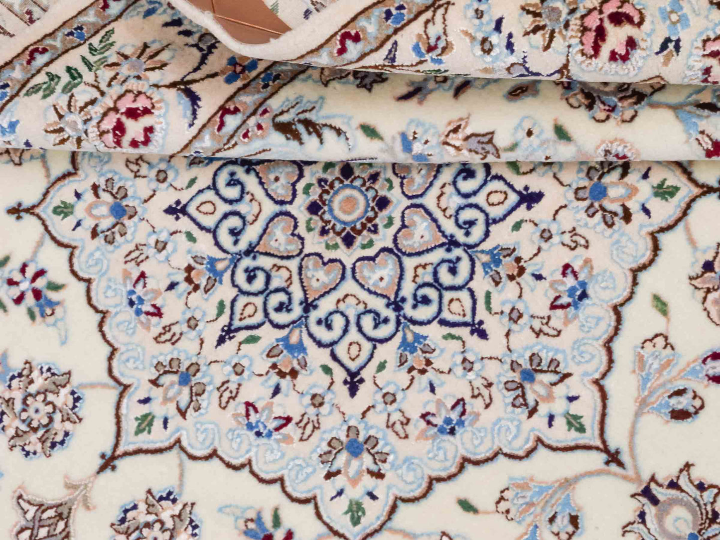 Handgeknüpfter Nain 6La Perserteppich von Habibian für Khademi, signiert, aus Wolle mit Seide, cremeweiß. Persischer Orientteppich mit Medaillon. Von Hand geknüpft in Iran / Persien. Größe: 150 x 100 cm. Teppichnummer: SB3-1036 Jupiter Intl.