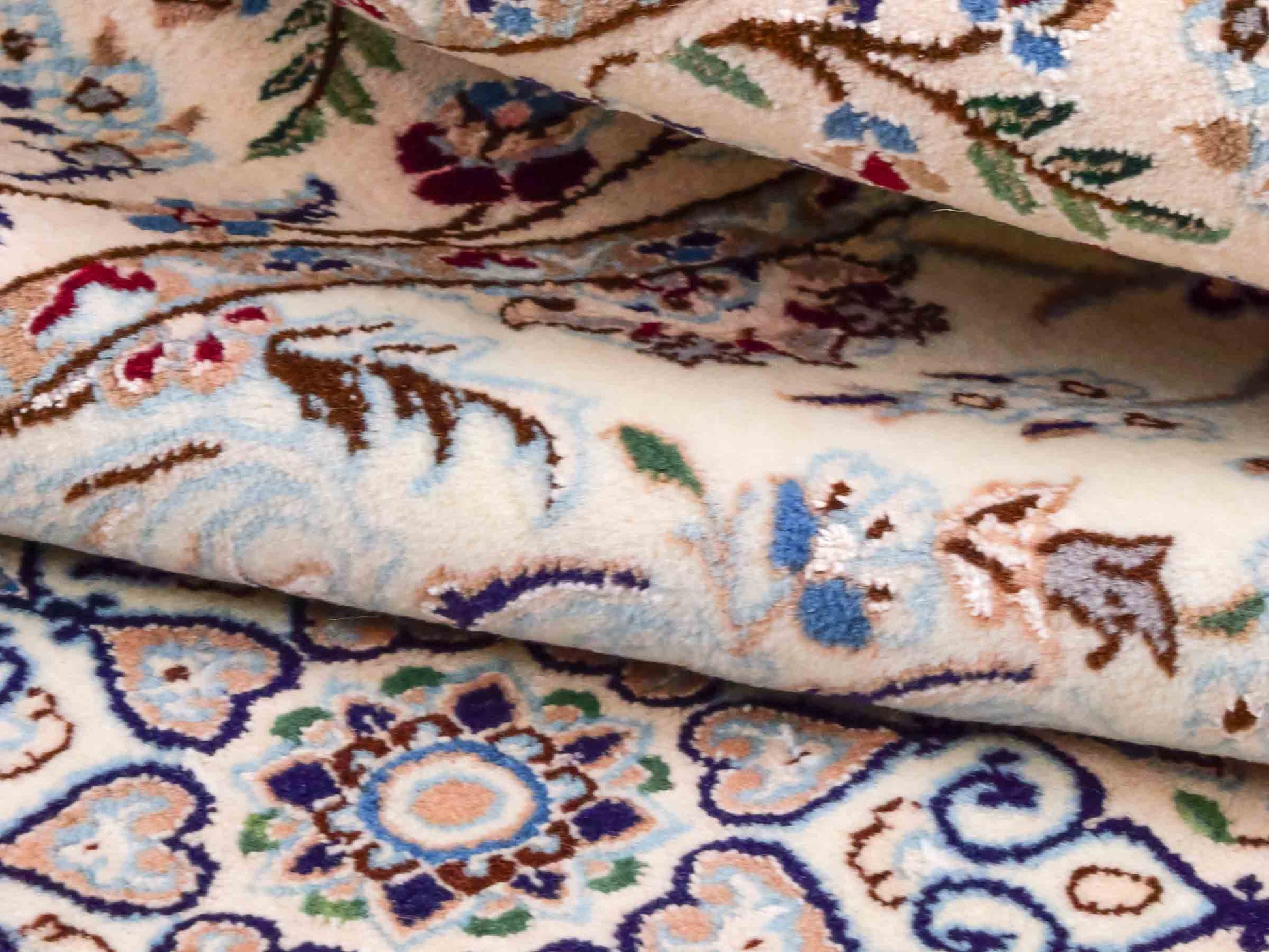 Handgeknüpfter Nain 6La Perserteppich von Habibian für Khademi, signiert, aus Wolle mit Seide, cremeweiß. Persischer Orientteppich mit Medaillon. Von Hand geknüpft in Iran / Persien. Größe: 150 x 100 cm. Teppichnummer: SB3-1036 Jupiter Intl.