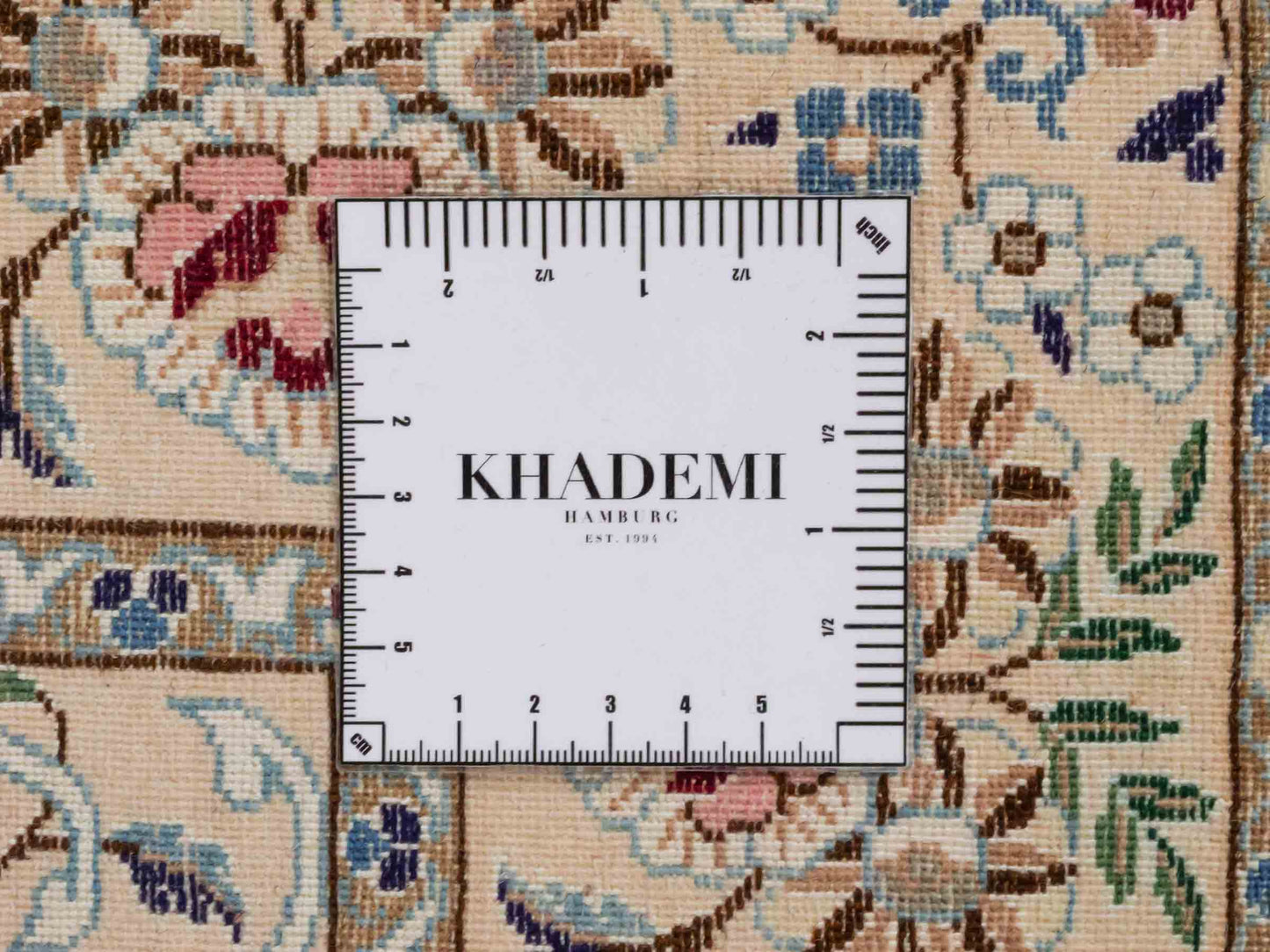 Handgeknüpfter Nain 6La Perserteppich von Habibian für Khademi, signiert, aus Wolle mit Seide, cremeweiß. Persischer Orientteppich mit Medaillon. Von Hand geknüpft in Iran / Persien. Größe: 150 x 100 cm. Teppichnummer: SB3-1036 Jupiter Intl.