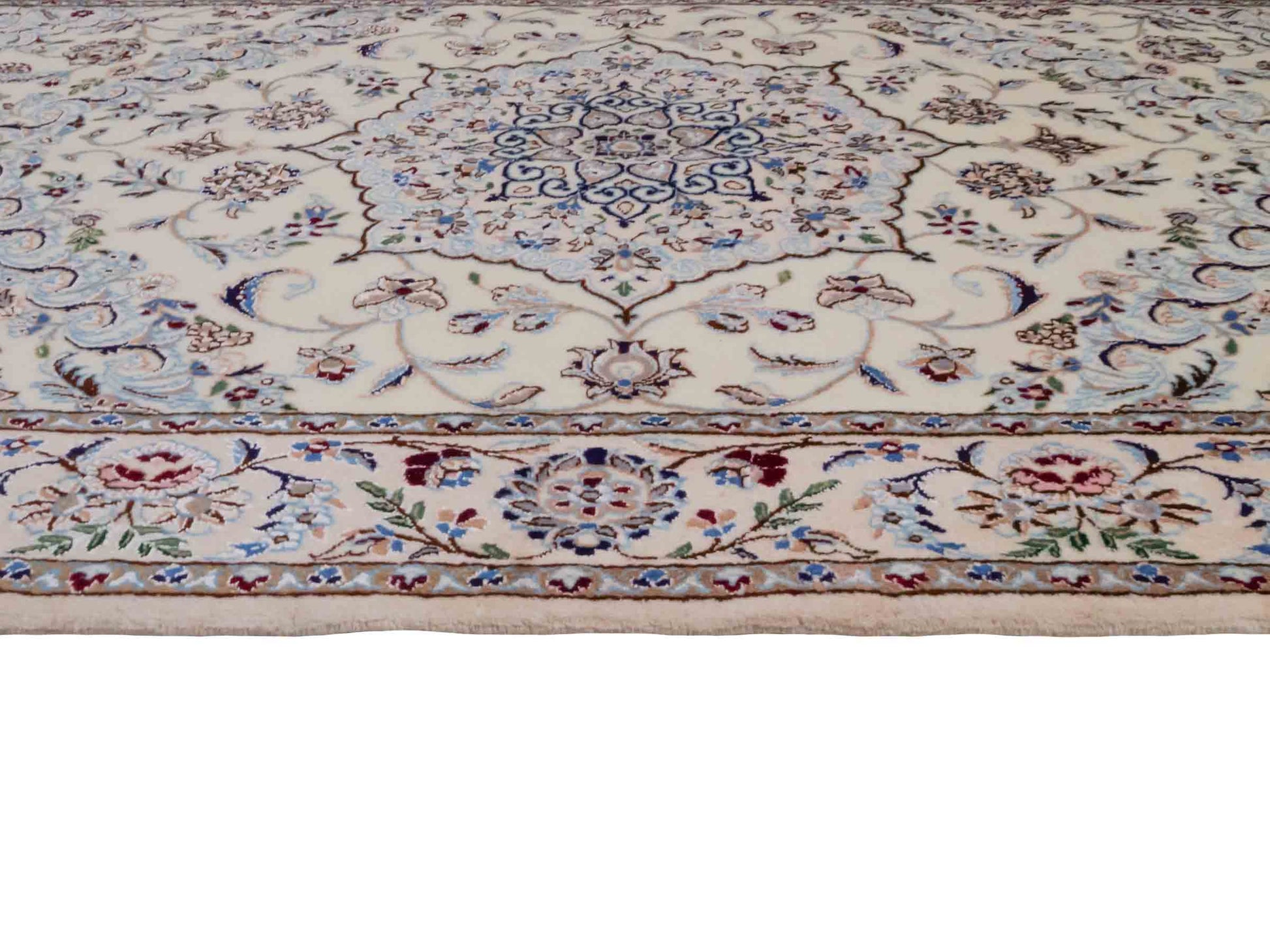 Handgeknüpfter Nain 6La Perserteppich von Habibian für Khademi, signiert, aus Wolle mit Seide, cremeweiß. Persischer Orientteppich mit Medaillon. Von Hand geknüpft in Iran / Persien. Größe: 150 x 100 cm. Teppichnummer: SB3-1036 Jupiter Intl.