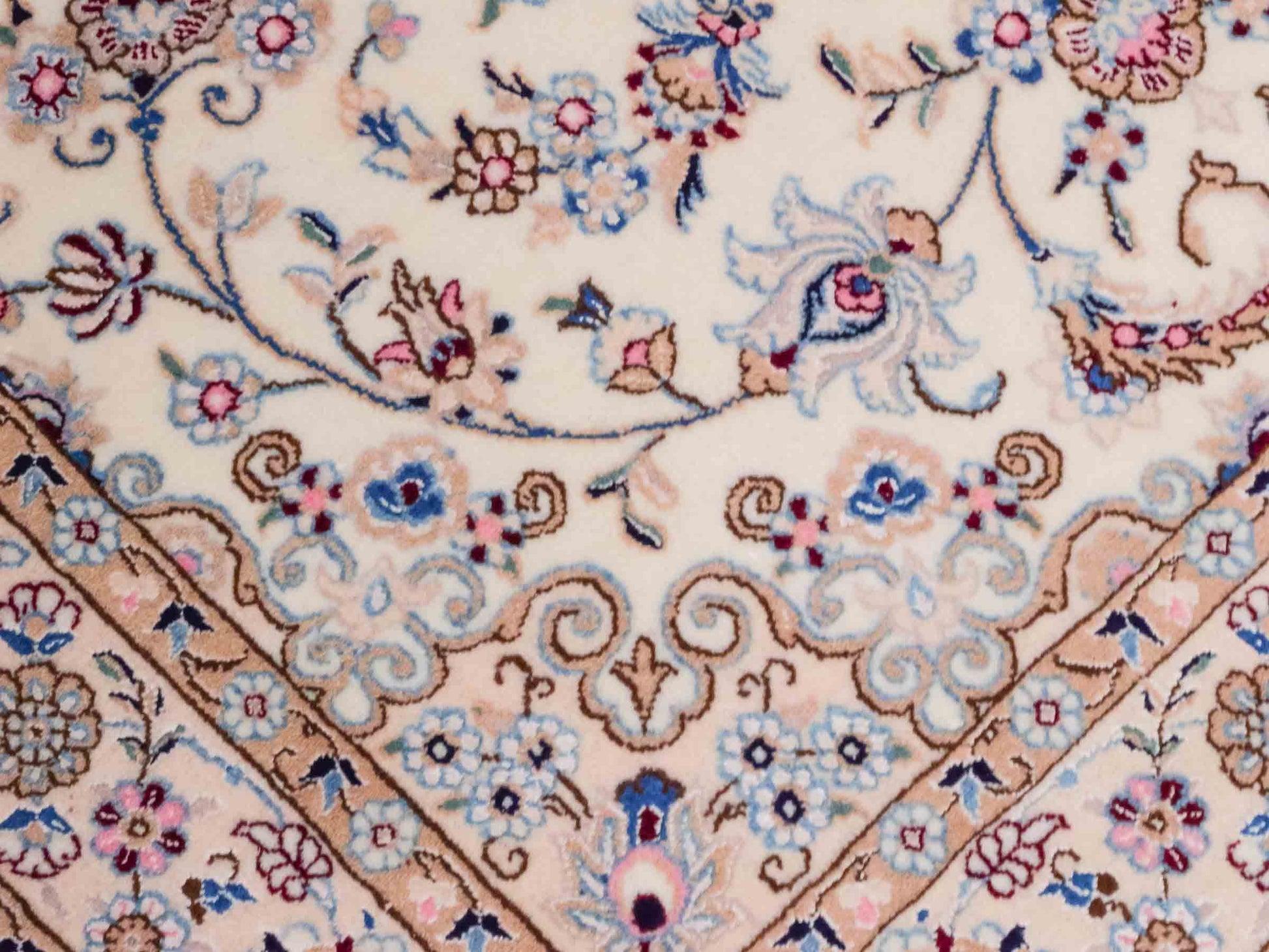 Handgeknüpfter Nain 6La Perserteppich von Habibian für Khademi, signiert, aus Wolle mit Seide, cremeweiß. Persischer Orientteppich mit Medaillon. Von Hand geknüpft in Iran / Persien. Größe: 152 x 103 cm. Teppichnummer: SB3-1035 Jupiter Intl.