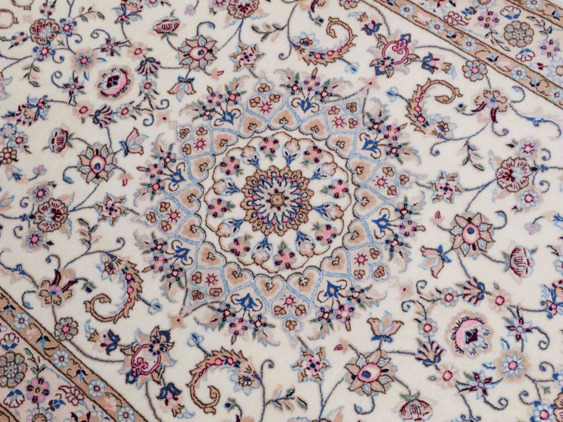 Handgeknüpfter Nain 6La Perserteppich von Habibian für Khademi, signiert, aus Wolle mit Seide, cremeweiß. Persischer Orientteppich mit Medaillon. Von Hand geknüpft in Iran / Persien. Größe: 152 x 103 cm. Teppichnummer: SB3-1035 Jupiter Intl.