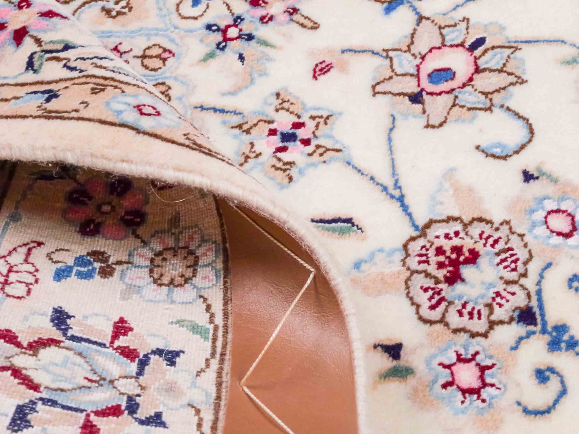 Handgeknüpfter Nain 6La Perserteppich von Habibian für Khademi, signiert, aus Wolle mit Seide, cremeweiß. Persischer Orientteppich mit Medaillon. Von Hand geknüpft in Iran / Persien. Größe: 152 x 103 cm. Teppichnummer: SB3-1035 Jupiter Intl.