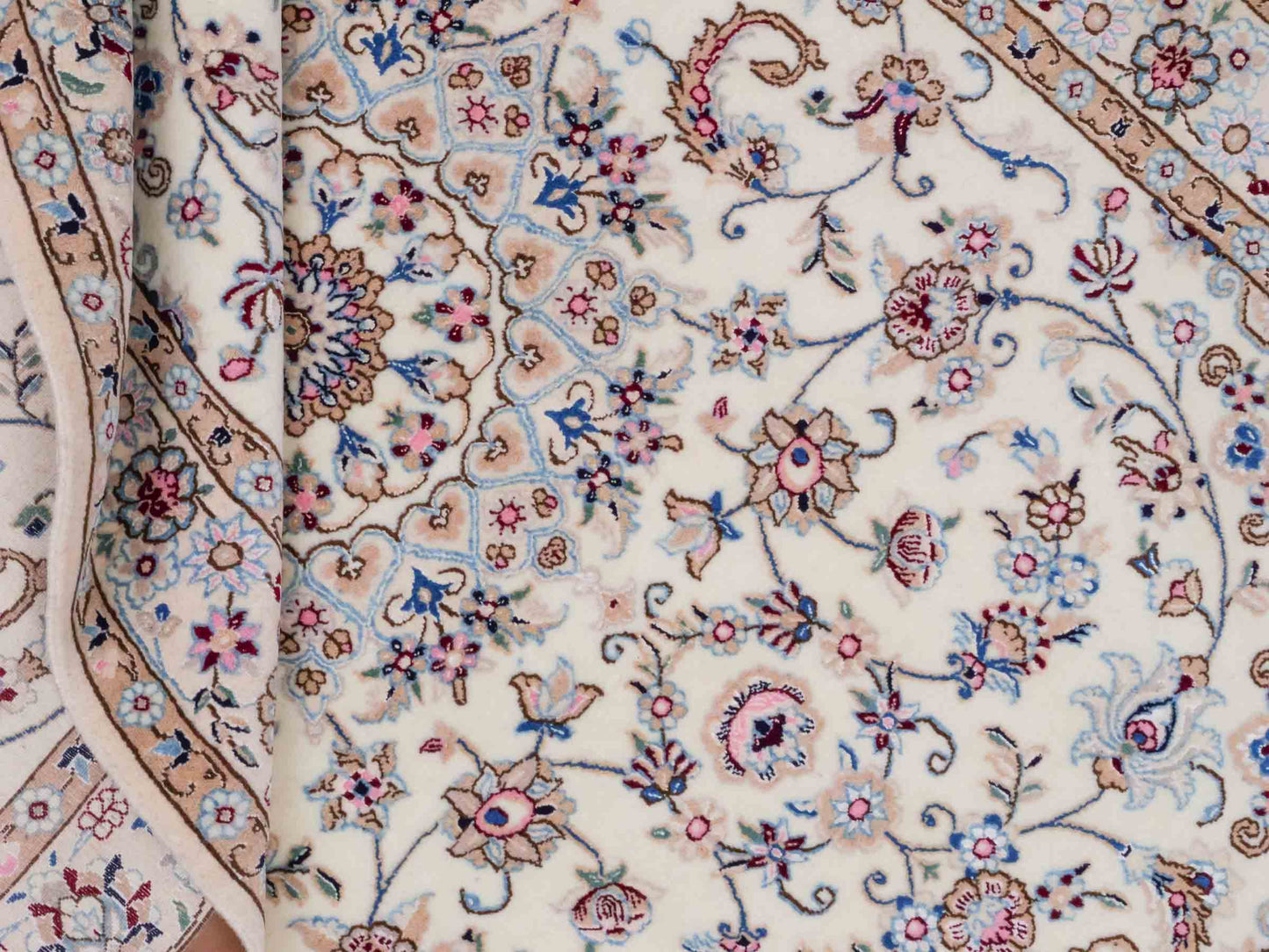 Handgeknüpfter Nain 6La Perserteppich von Habibian für Khademi, signiert, aus Wolle mit Seide, cremeweiß. Persischer Orientteppich mit Medaillon. Von Hand geknüpft in Iran / Persien. Größe: 152 x 103 cm. Teppichnummer: SB3-1035 Jupiter Intl.