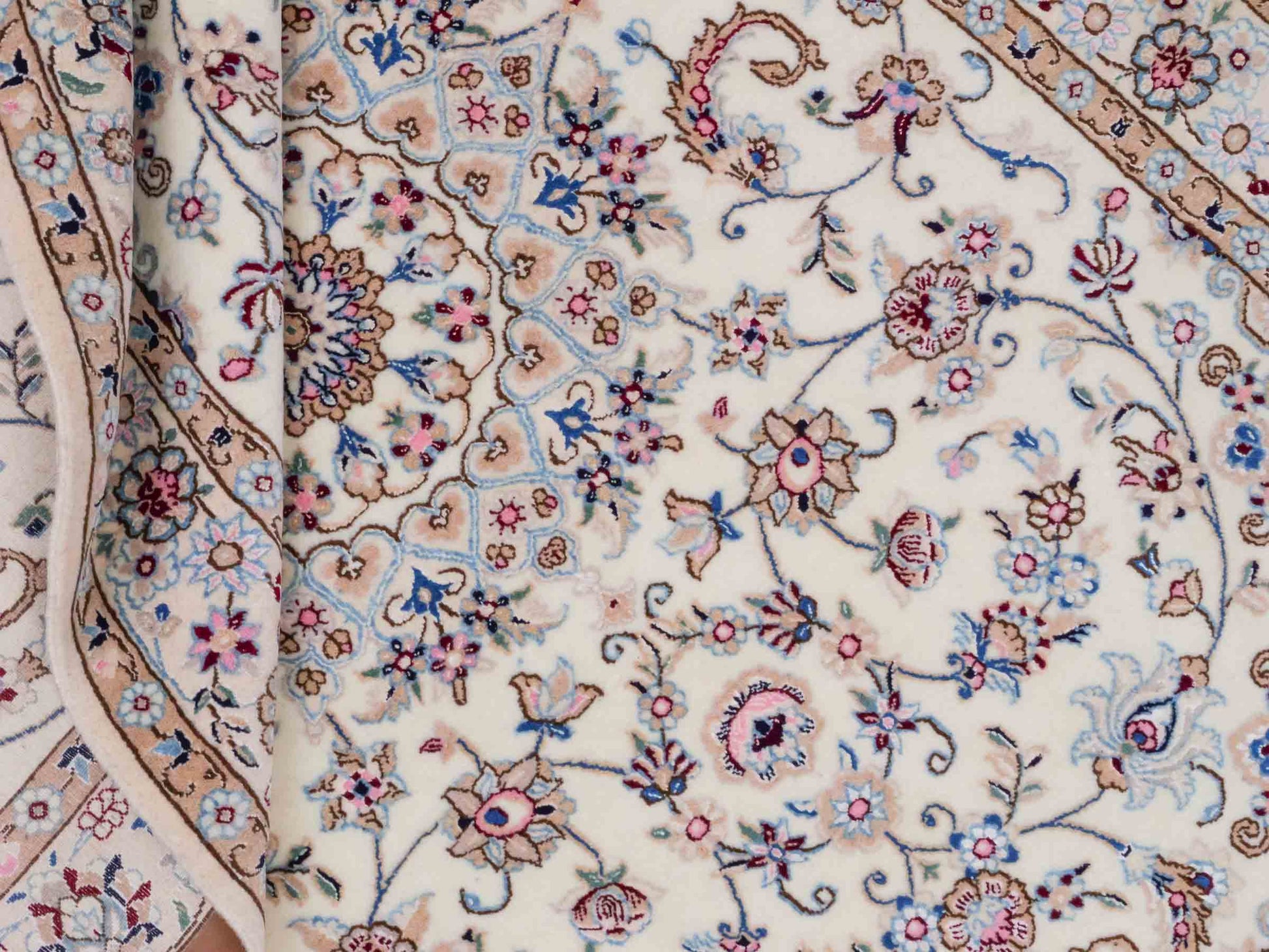 Handgeknüpfter Nain 6La Perserteppich von Habibian für Khademi, signiert, aus Wolle mit Seide, cremeweiß. Persischer Orientteppich mit Medaillon. Von Hand geknüpft in Iran / Persien. Größe: 152 x 103 cm. Teppichnummer: SB3-1035 Jupiter Intl.