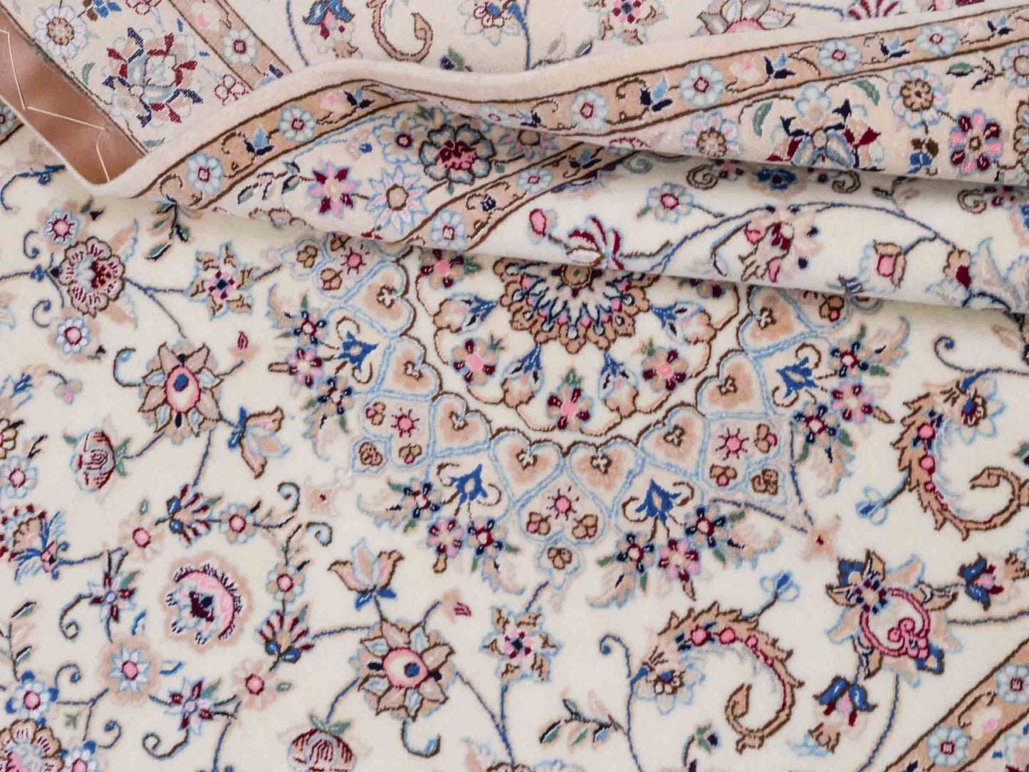 Handgeknüpfter Nain 6La Perserteppich von Habibian für Khademi, signiert, aus Wolle mit Seide, cremeweiß. Persischer Orientteppich mit Medaillon. Von Hand geknüpft in Iran / Persien. Größe: 152 x 103 cm. Teppichnummer: SB3-1035 Jupiter Intl.