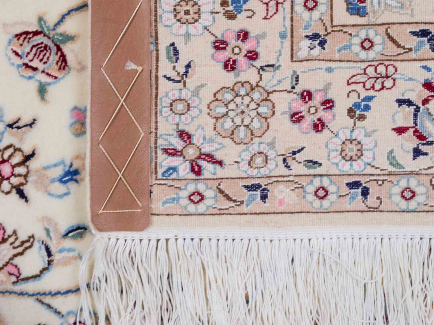 Handgeknüpfter Nain 6La Perserteppich von Habibian für Khademi, signiert, aus Wolle mit Seide, cremeweiß. Persischer Orientteppich mit Medaillon. Von Hand geknüpft in Iran / Persien. Größe: 152 x 103 cm. Teppichnummer: SB3-1035 Jupiter Intl.