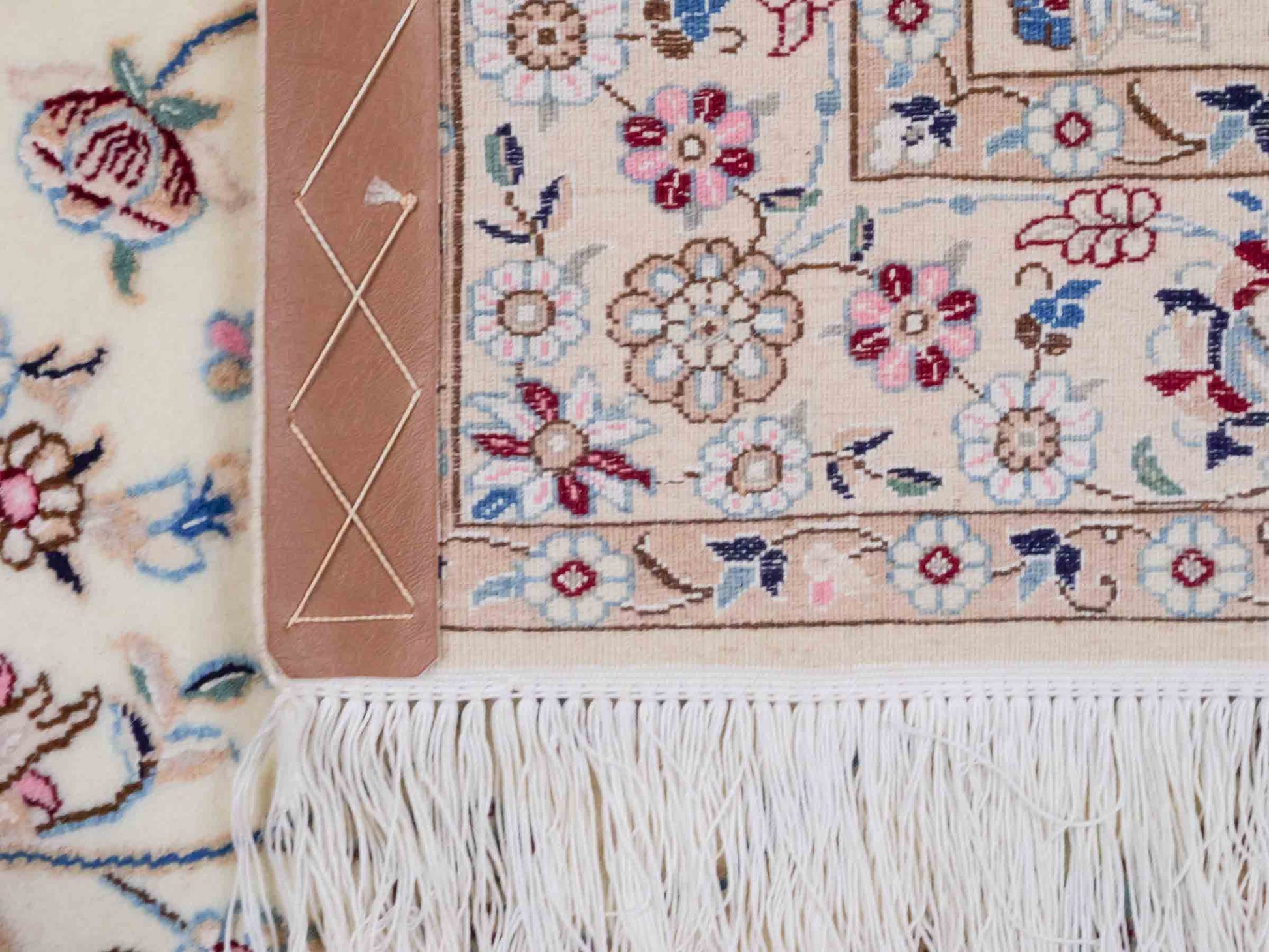 Handgeknüpfter Nain 6La Perserteppich von Habibian für Khademi, signiert, aus Wolle mit Seide, cremeweiß. Persischer Orientteppich mit Medaillon. Von Hand geknüpft in Iran / Persien. Größe: 152 x 103 cm. Teppichnummer: SB3-1035 Jupiter Intl.