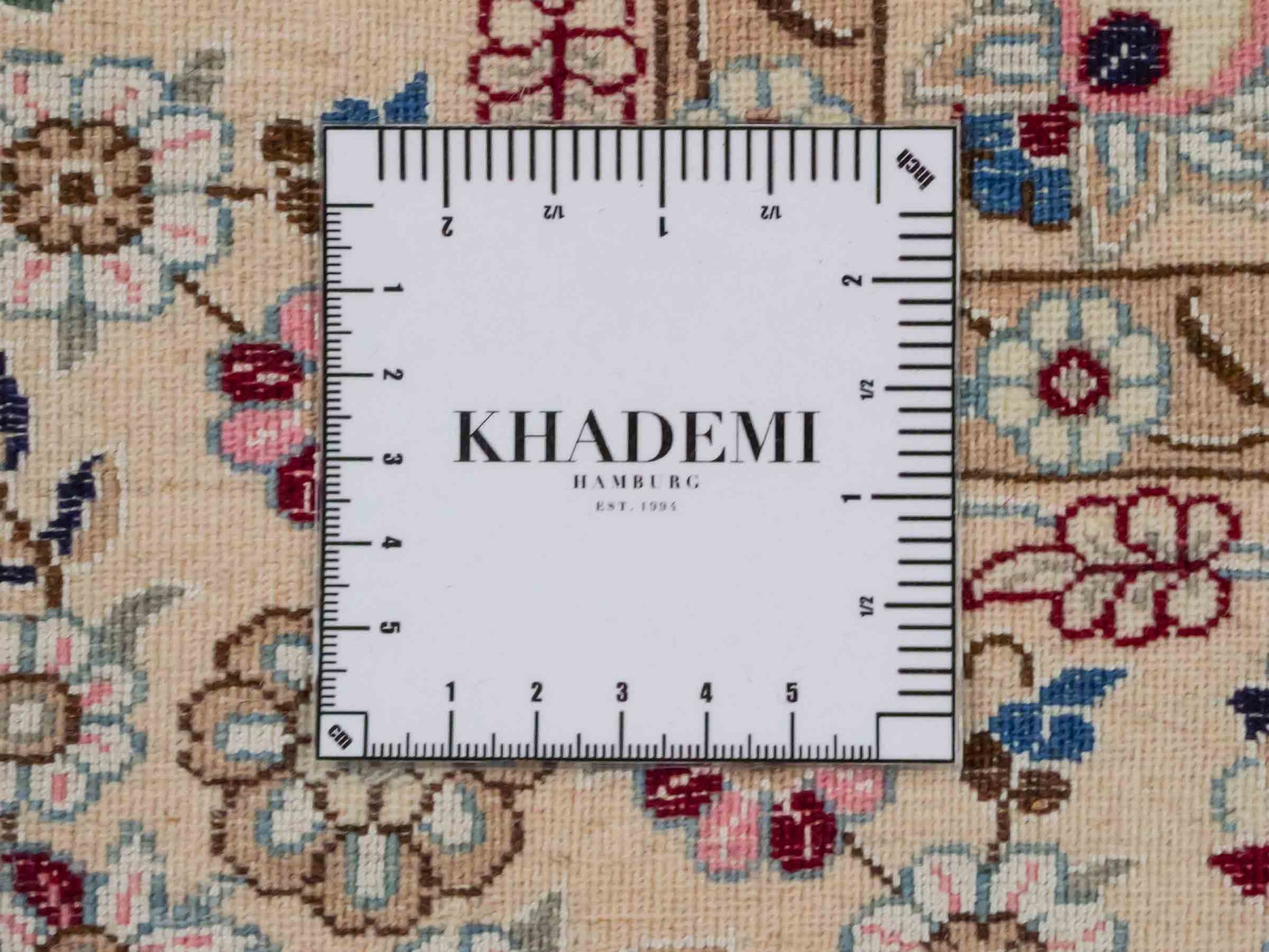 Handgeknüpfter Nain 6La Perserteppich von Habibian für Khademi, signiert, aus Wolle mit Seide, cremeweiß. Persischer Orientteppich mit Medaillon. Von Hand geknüpft in Iran / Persien. Größe: 152 x 103 cm. Teppichnummer: SB3-1035 Jupiter Intl.