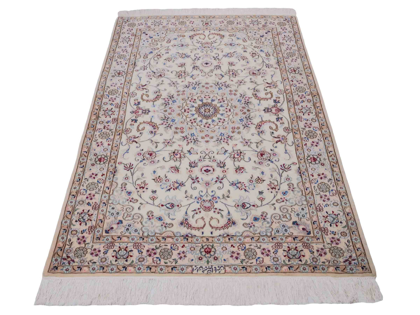 Handgeknüpfter Nain 6La Perserteppich von Habibian für Khademi, signiert, aus Wolle mit Seide, cremeweiß. Persischer Orientteppich mit Medaillon. Von Hand geknüpft in Iran / Persien. Größe: 152 x 103 cm. Teppichnummer: SB3-1035 Jupiter Intl.