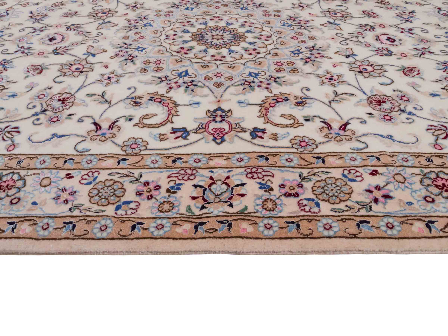 Handgeknüpfter Nain 6La Perserteppich von Habibian für Khademi, signiert, aus Wolle mit Seide, cremeweiß. Persischer Orientteppich mit Medaillon. Von Hand geknüpft in Iran / Persien. Größe: 152 x 103 cm. Teppichnummer: SB3-1035 Jupiter Intl.