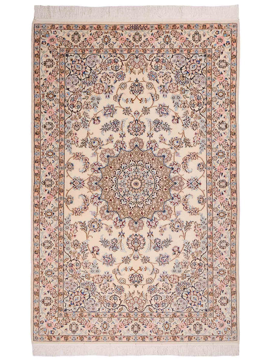 Handgeknüpfter Nain 6La Perserteppich von Habibian für Khademi, signiert, aus Wolle mit Seide, cremeweiß. Persischer Orientteppich mit Medaillon. Von Hand geknüpft in Iran / Persien. Größe: 159 x 101 cm. Teppichnummer: SB3-1039 Jupiter Intl.