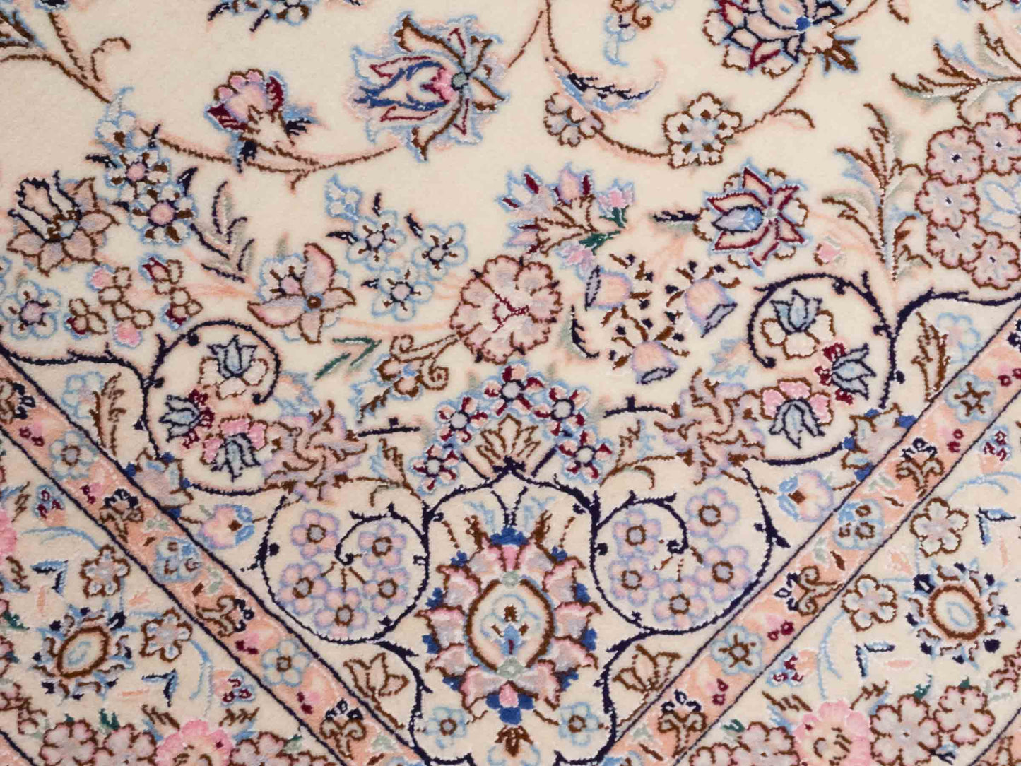 Handgeknüpfter Nain 6La Perserteppich von Habibian für Khademi, signiert, aus Wolle mit Seide, cremeweiß. Persischer Orientteppich mit Medaillon. Von Hand geknüpft in Iran / Persien. Größe: 159 x 101 cm. Teppichnummer: SB3-1039 Jupiter Intl.