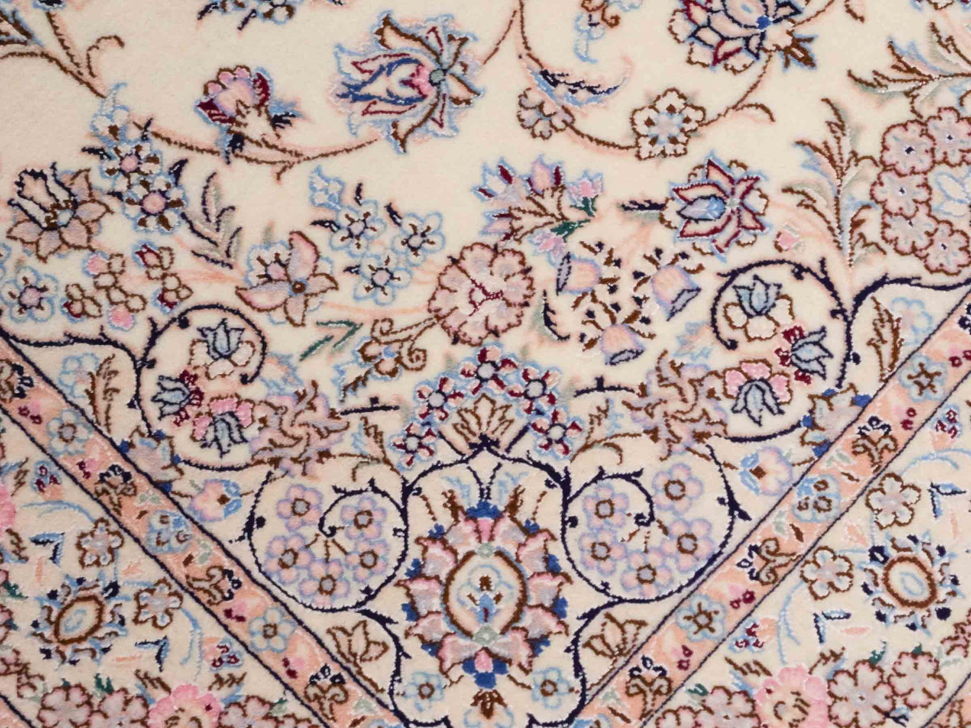 Handgeknüpfter Nain 6La Perserteppich von Habibian für Khademi, signiert, aus Wolle mit Seide, cremeweiß. Persischer Orientteppich mit Medaillon. Von Hand geknüpft in Iran / Persien. Größe: 159 x 101 cm. Teppichnummer: SB3-1039 Jupiter Intl.