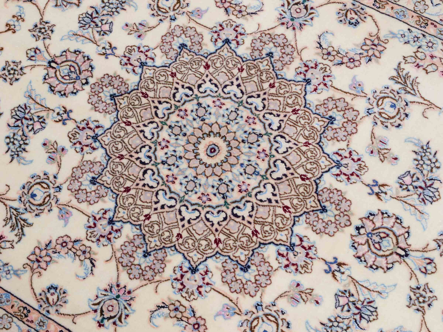 Handgeknüpfter Nain 6La Perserteppich von Habibian für Khademi, signiert, aus Wolle mit Seide, cremeweiß. Persischer Orientteppich mit Medaillon. Von Hand geknüpft in Iran / Persien. Größe: 159 x 101 cm. Teppichnummer: SB3-1039 Jupiter Intl.