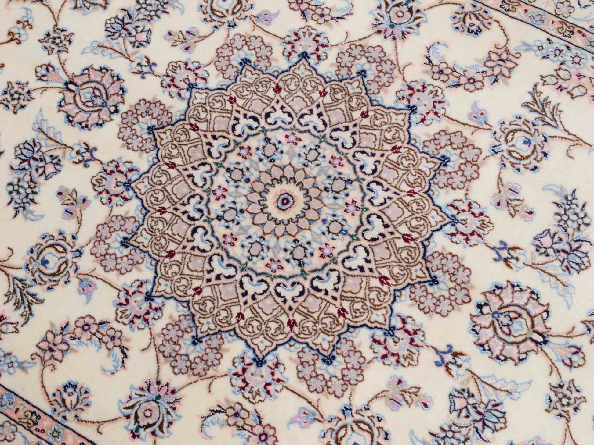 Handgeknüpfter Nain 6La Perserteppich von Habibian für Khademi, signiert, aus Wolle mit Seide, cremeweiß. Persischer Orientteppich mit Medaillon. Von Hand geknüpft in Iran / Persien. Größe: 159 x 101 cm. Teppichnummer: SB3-1039 Jupiter Intl.
