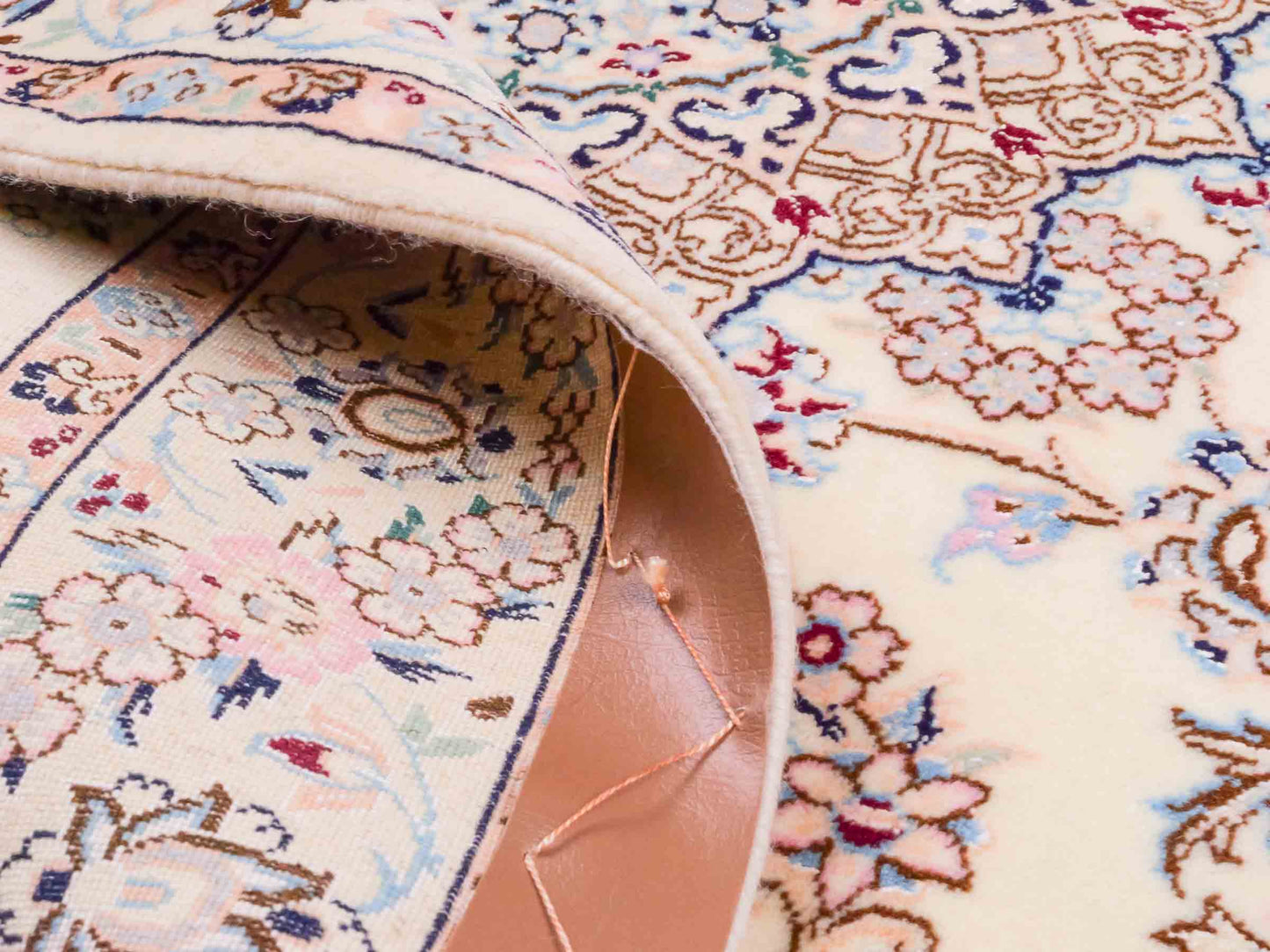 Handgeknüpfter Nain 6La Perserteppich von Habibian für Khademi, signiert, aus Wolle mit Seide, cremeweiß. Persischer Orientteppich mit Medaillon. Von Hand geknüpft in Iran / Persien. Größe: 159 x 101 cm. Teppichnummer: SB3-1039 Jupiter Intl.