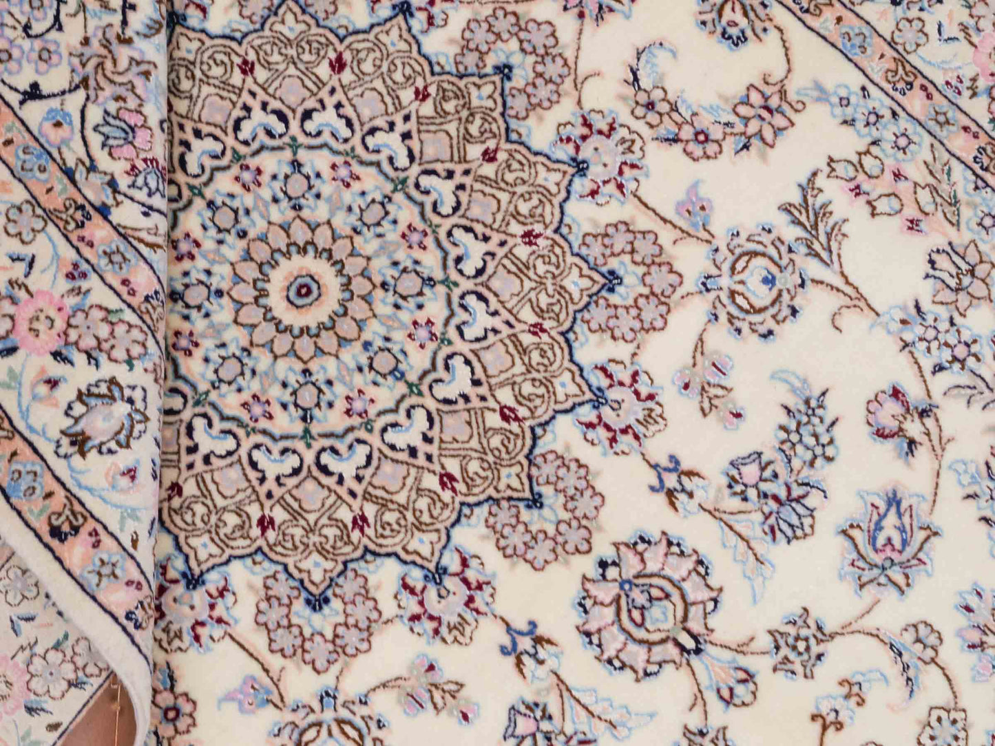 Handgeknüpfter Nain 6La Perserteppich von Habibian für Khademi, signiert, aus Wolle mit Seide, cremeweiß. Persischer Orientteppich mit Medaillon. Von Hand geknüpft in Iran / Persien. Größe: 159 x 101 cm. Teppichnummer: SB3-1039 Jupiter Intl.