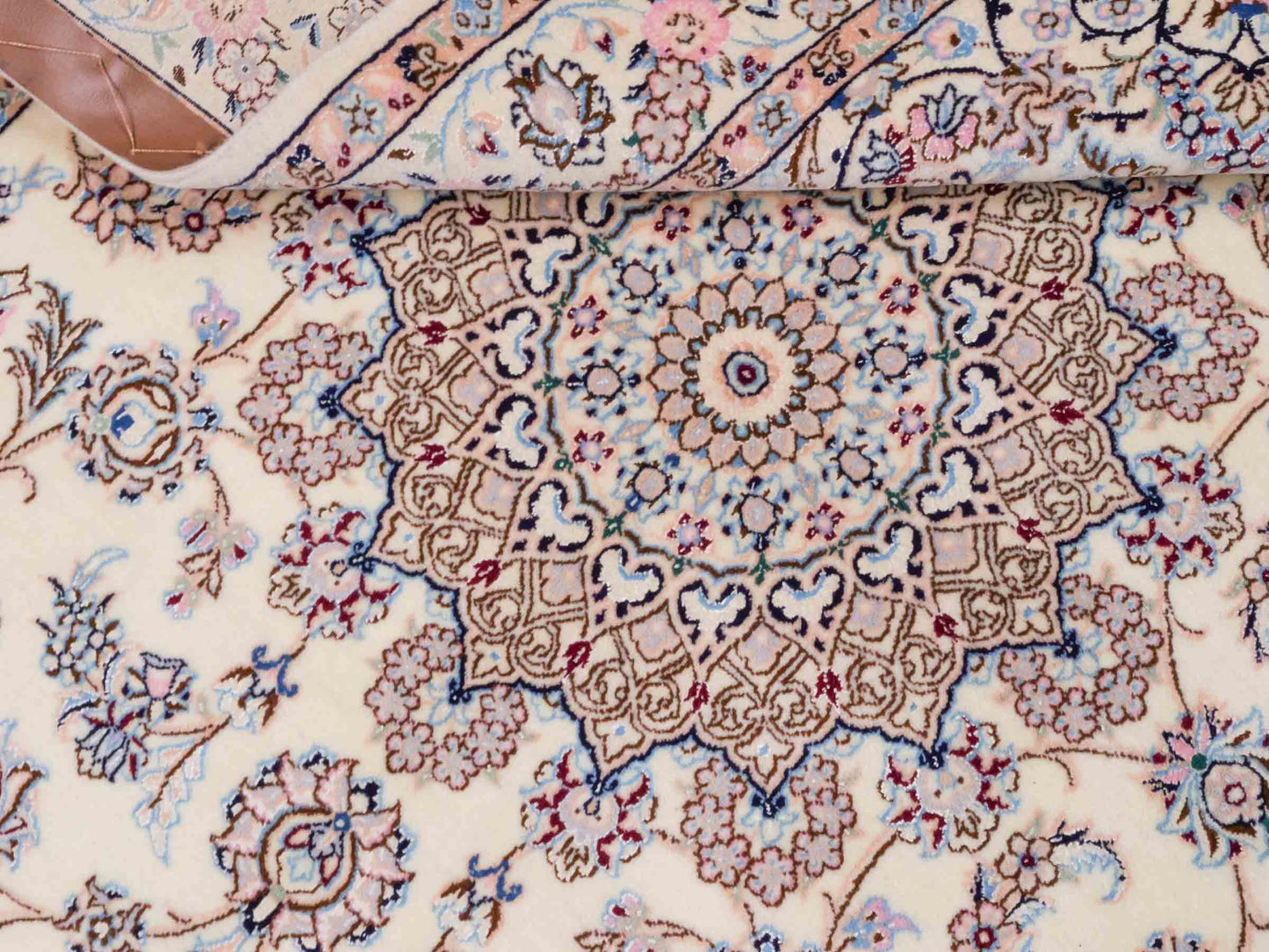 Handgeknüpfter Nain 6La Perserteppich von Habibian für Khademi, signiert, aus Wolle mit Seide, cremeweiß. Persischer Orientteppich mit Medaillon. Von Hand geknüpft in Iran / Persien. Größe: 159 x 101 cm. Teppichnummer: SB3-1039 Jupiter Intl.