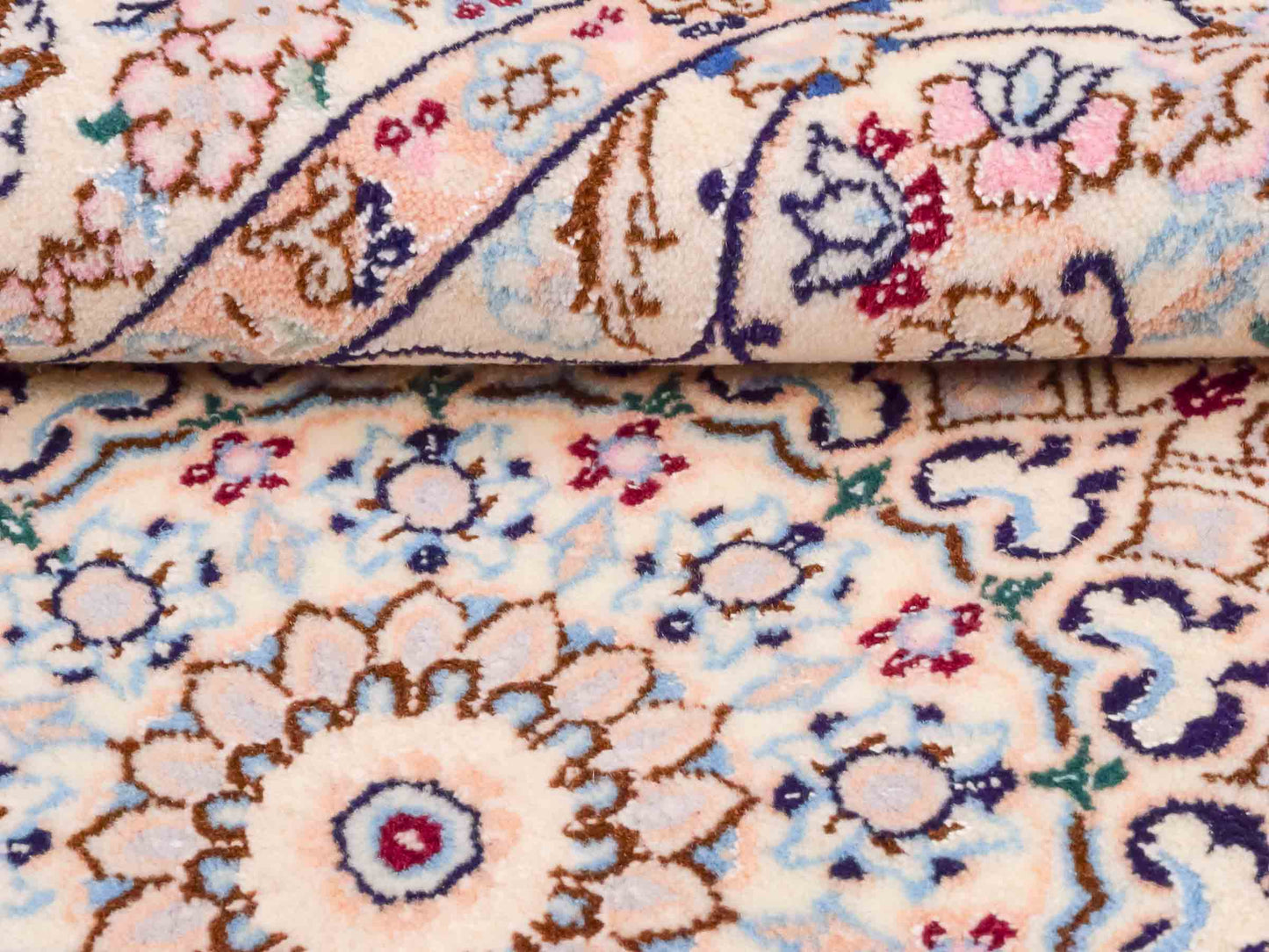 Handgeknüpfter Nain 6La Perserteppich von Habibian für Khademi, signiert, aus Wolle mit Seide, cremeweiß. Persischer Orientteppich mit Medaillon. Von Hand geknüpft in Iran / Persien. Größe: 159 x 101 cm. Teppichnummer: SB3-1039 Jupiter Intl.