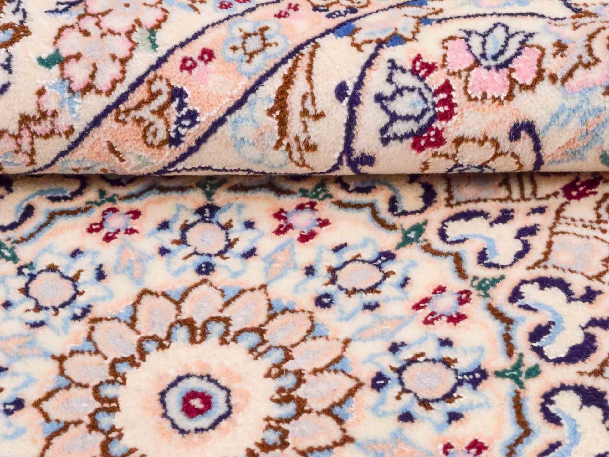 Handgeknüpfter Nain 6La Perserteppich von Habibian für Khademi, signiert, aus Wolle mit Seide, cremeweiß. Persischer Orientteppich mit Medaillon. Von Hand geknüpft in Iran / Persien. Größe: 159 x 101 cm. Teppichnummer: SB3-1039 Jupiter Intl.