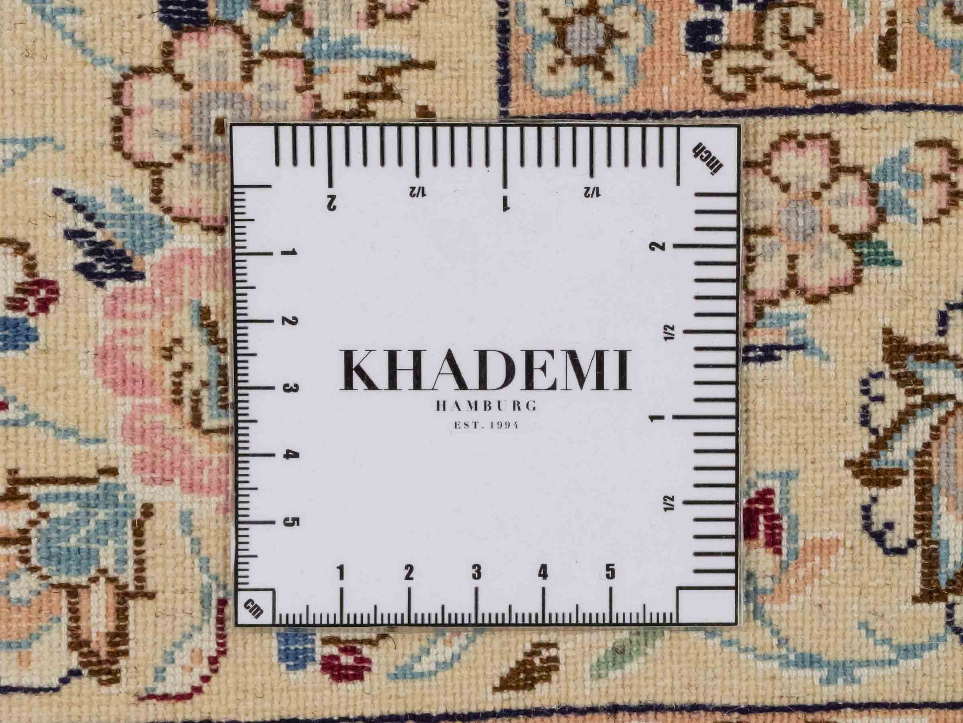 Handgeknüpfter Nain 6La Perserteppich von Habibian für Khademi, signiert, aus Wolle mit Seide, cremeweiß. Persischer Orientteppich mit Medaillon. Von Hand geknüpft in Iran / Persien. Größe: 159 x 101 cm. Teppichnummer: SB3-1039 Jupiter Intl.