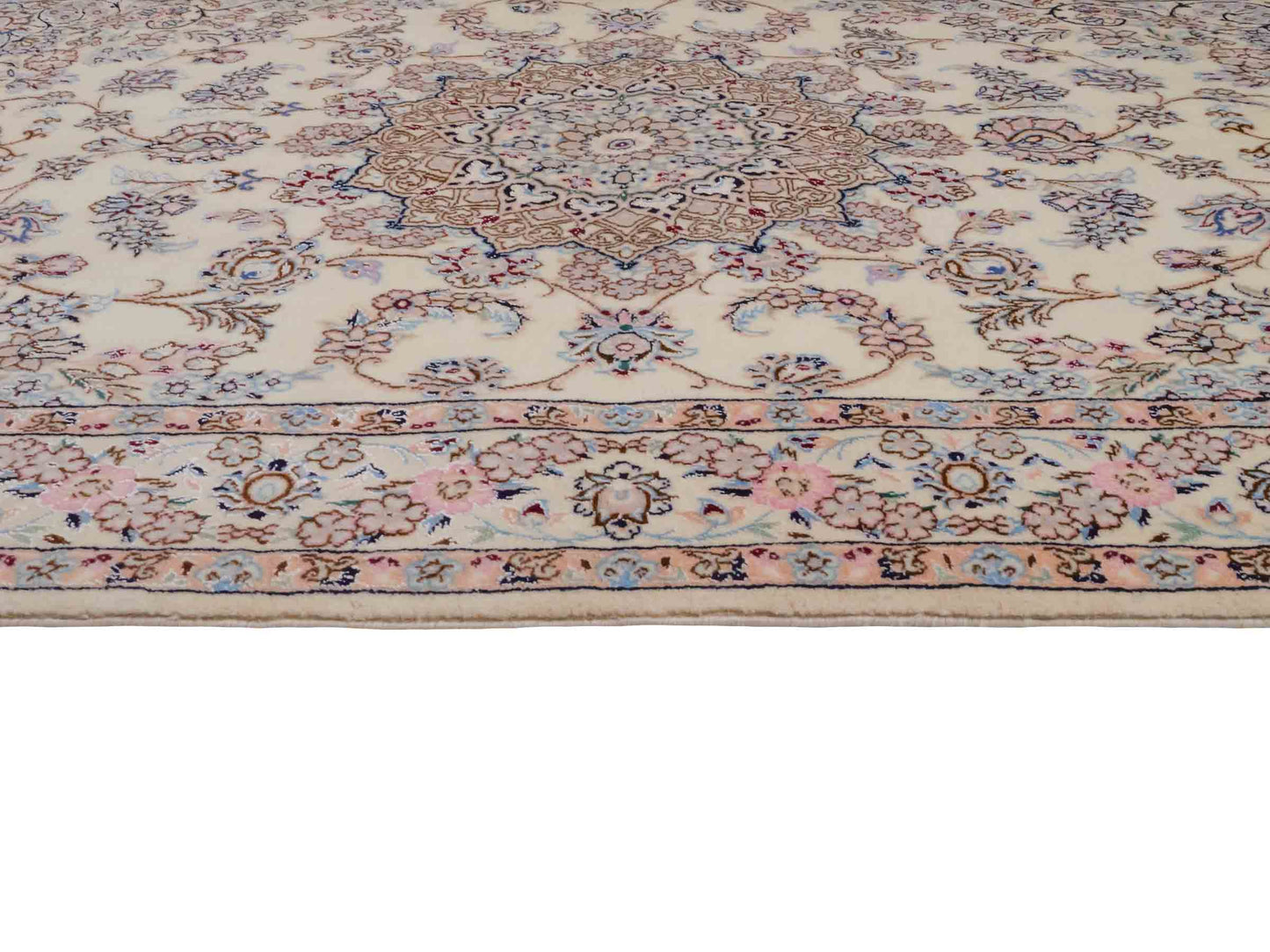 Handgeknüpfter Nain 6La Perserteppich von Habibian für Khademi, signiert, aus Wolle mit Seide, cremeweiß. Persischer Orientteppich mit Medaillon. Von Hand geknüpft in Iran / Persien. Größe: 159 x 101 cm. Teppichnummer: SB3-1039 Jupiter Intl.