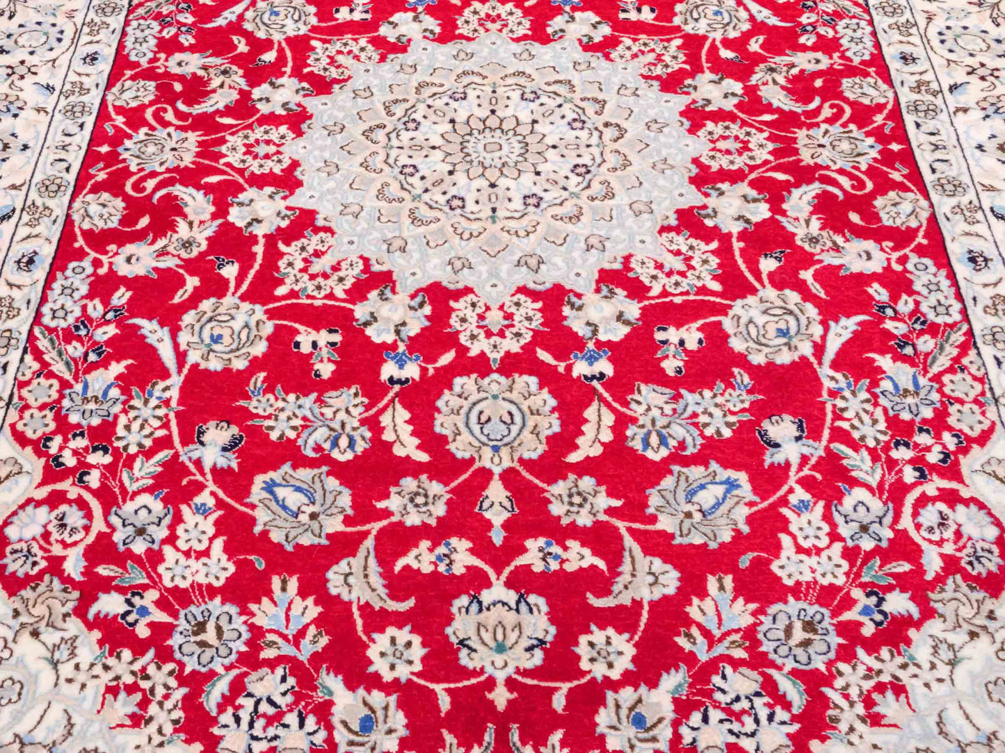 Handgeknüpfter Nain 6La Perserteppich von Habibian für Khademi, signiert, aus Wolle mit Seide, rot-weiß. Persischer Orientteppich mit Medaillon. Von Hand geknüpft in Iran / Persien. Größe: 170 x 120 cm. Teppichnummer: SB3-1041 Jupiter Intl.