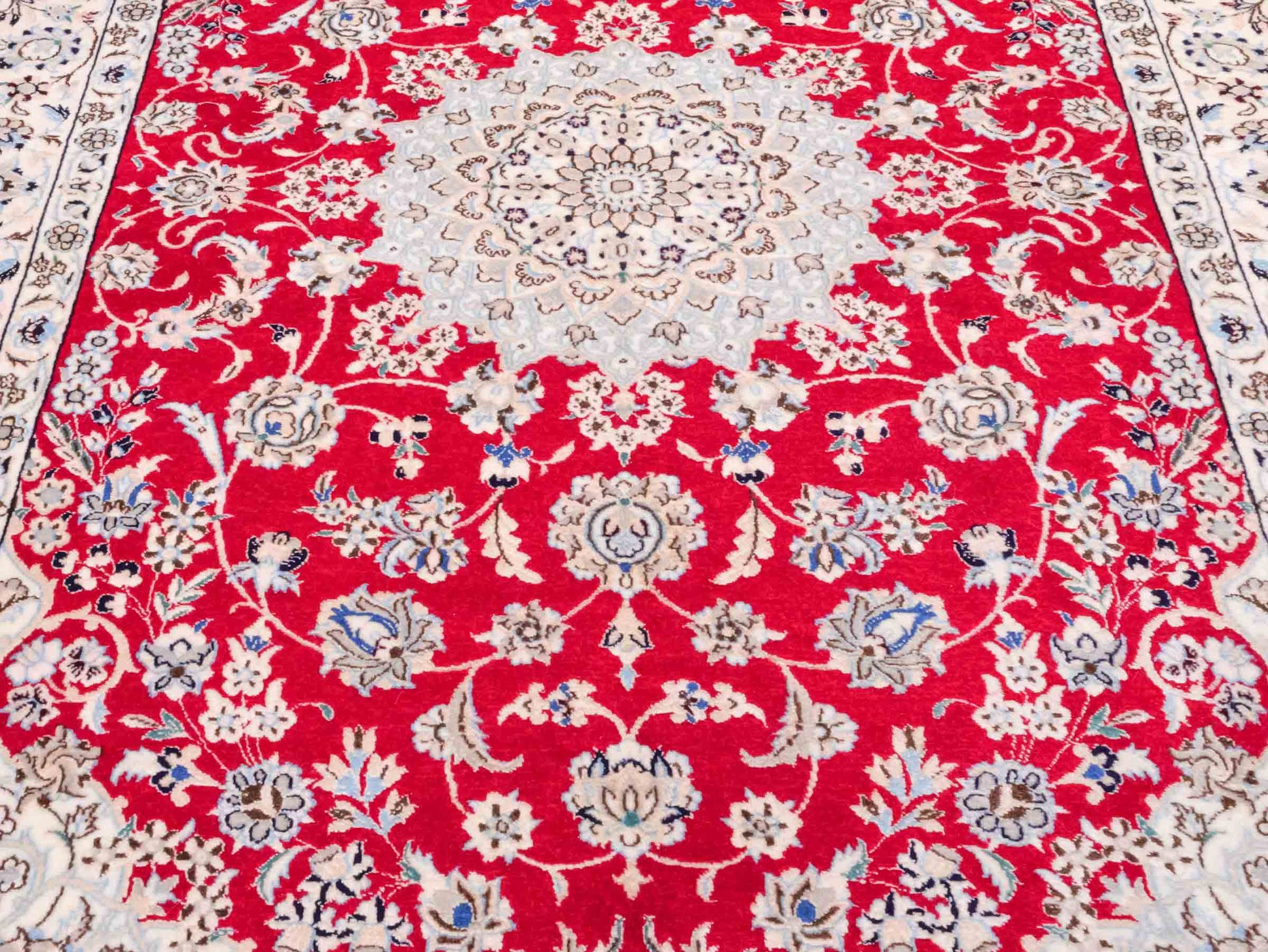 Handgeknüpfter Nain 6La Perserteppich von Habibian für Khademi, signiert, aus Wolle mit Seide, rot-weiß. Persischer Orientteppich mit Medaillon. Von Hand geknüpft in Iran / Persien. Größe: 170 x 120 cm. Teppichnummer: SB3-1041 Jupiter Intl.