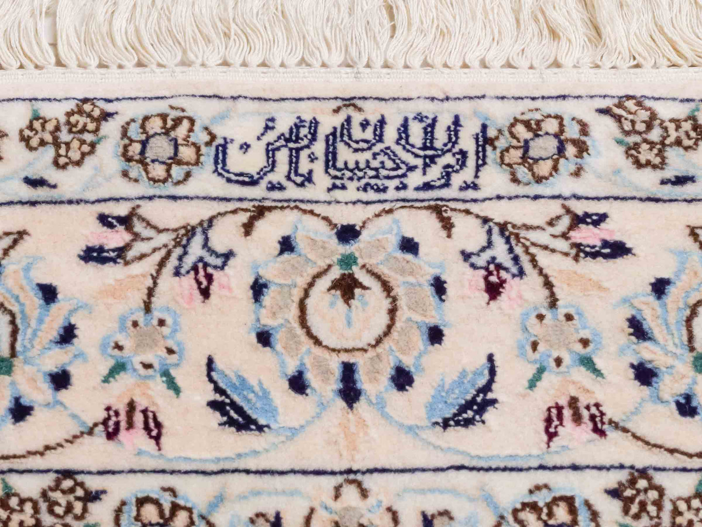 Handgeknüpfter Nain 6La Perserteppich von Habibian für Khademi, signiert, aus Wolle mit Seide, rot-weiß. Persischer Orientteppich mit Medaillon. Von Hand geknüpft in Iran / Persien. Größe: 170 x 120 cm. Teppichnummer: SB3-1041 Jupiter Intl.