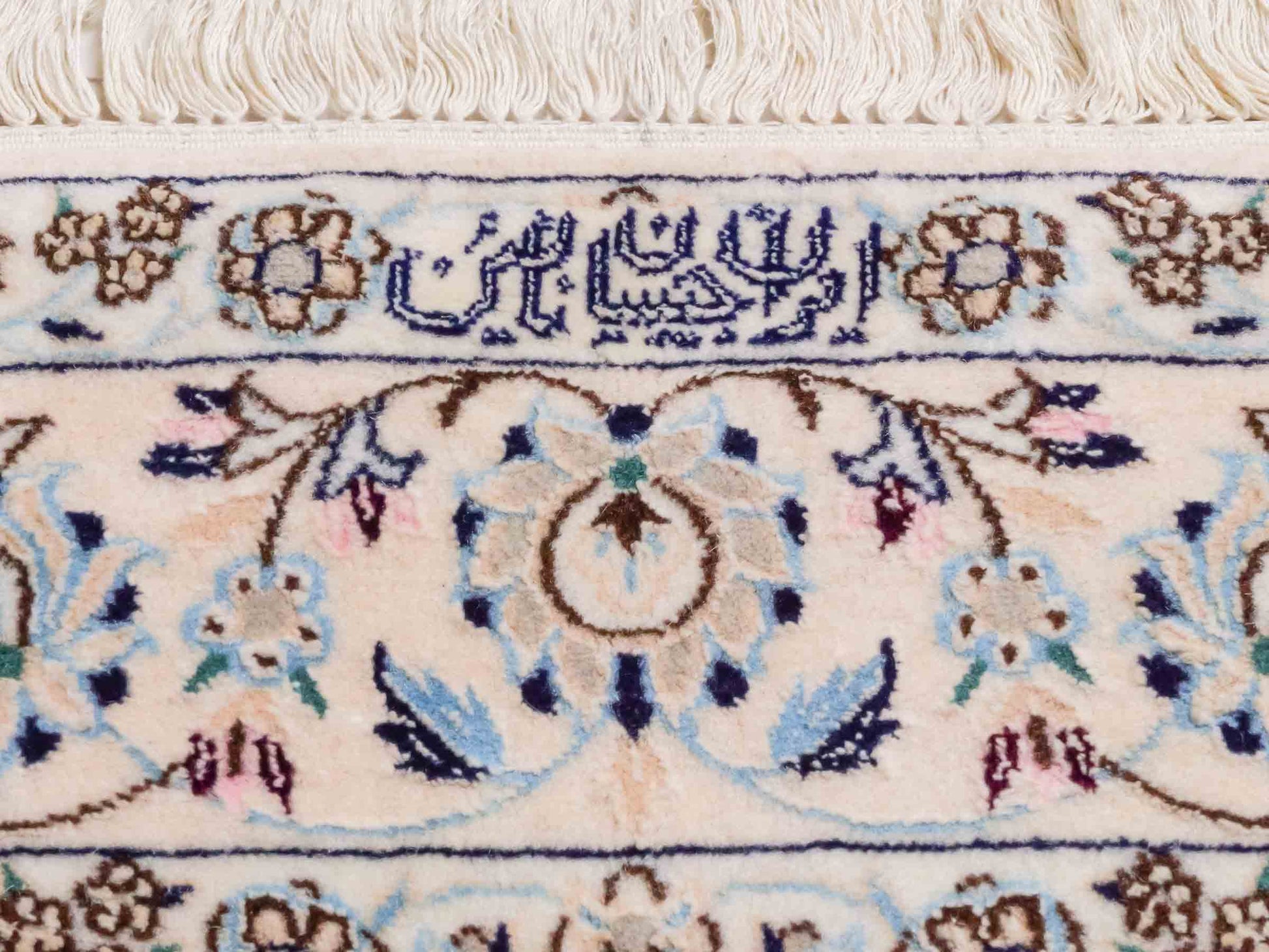 Handgeknüpfter Nain 6La Perserteppich von Habibian für Khademi, signiert, aus Wolle mit Seide, rot-weiß. Persischer Orientteppich mit Medaillon. Von Hand geknüpft in Iran / Persien. Größe: 170 x 120 cm. Teppichnummer: SB3-1041 Jupiter Intl.