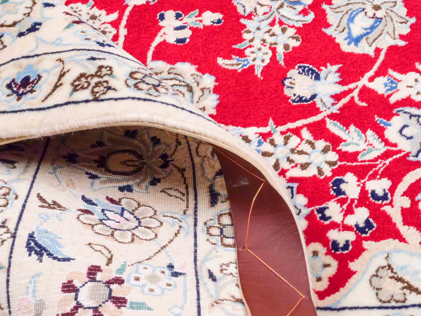 Handgeknüpfter Nain 6La Perserteppich von Habibian für Khademi, signiert, aus Wolle mit Seide, rot-weiß. Persischer Orientteppich mit Medaillon. Von Hand geknüpft in Iran / Persien. Größe: 170 x 120 cm. Teppichnummer: SB3-1041 Jupiter Intl.