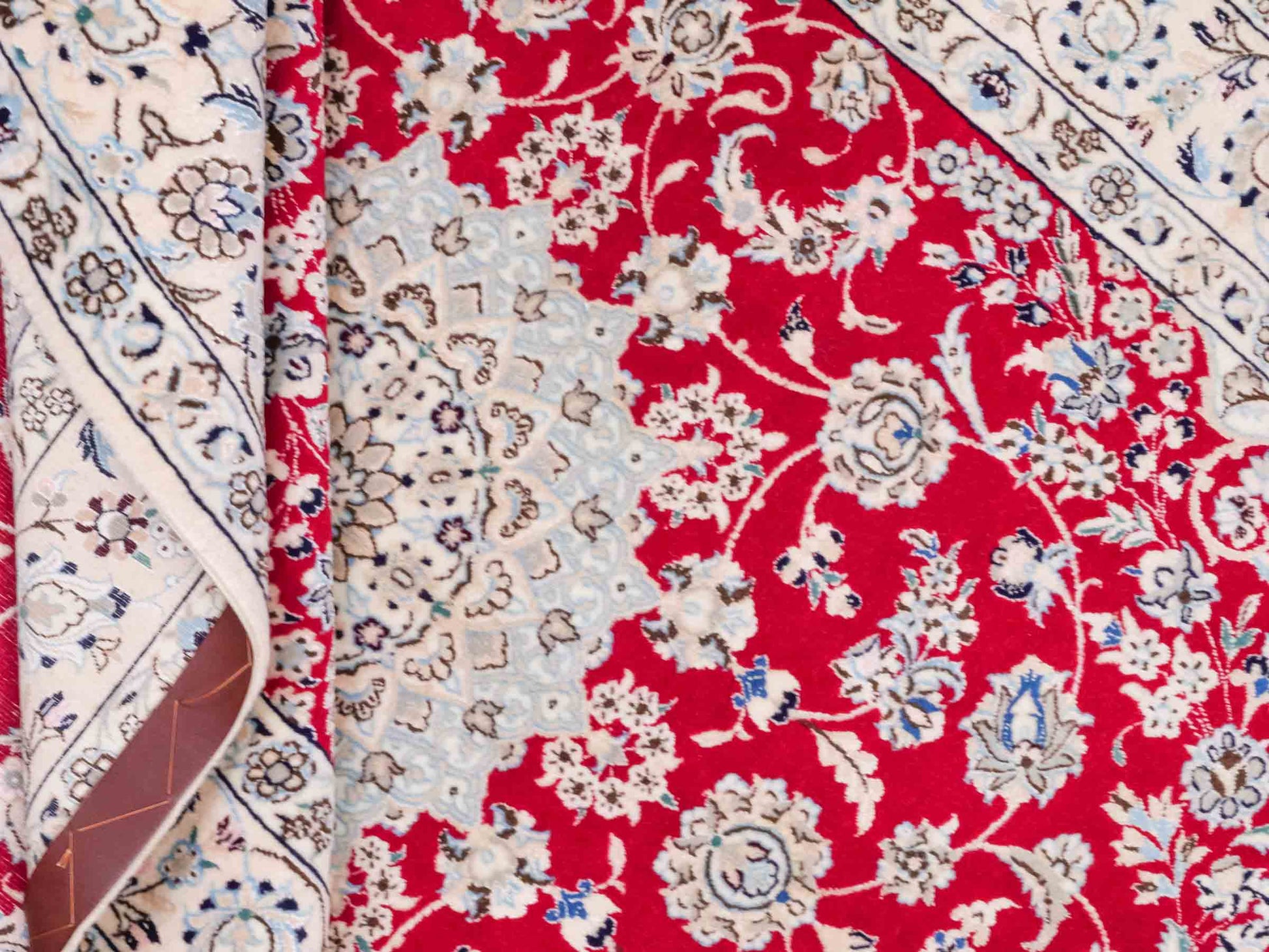 Handgeknüpfter Nain 6La Perserteppich von Habibian für Khademi, signiert, aus Wolle mit Seide, rot-weiß. Persischer Orientteppich mit Medaillon. Von Hand geknüpft in Iran / Persien. Größe: 170 x 120 cm. Teppichnummer: SB3-1041 Jupiter Intl.