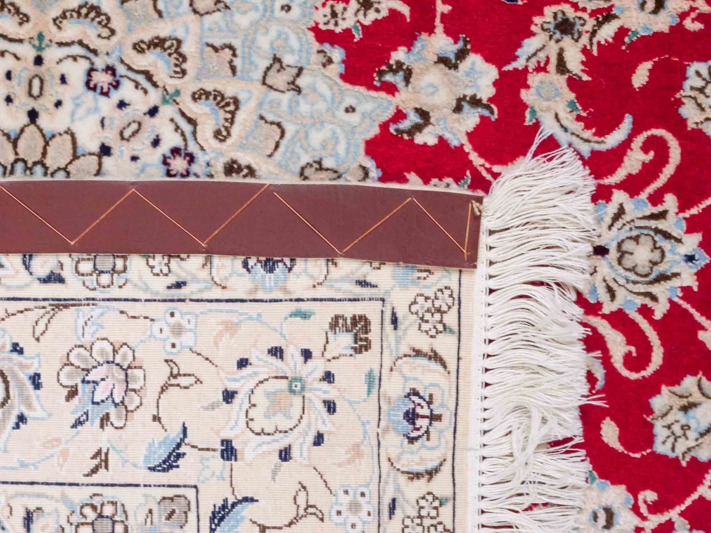 Handgeknüpfter Nain 6La Perserteppich von Habibian für Khademi, signiert, aus Wolle mit Seide, rot-weiß. Persischer Orientteppich mit Medaillon. Von Hand geknüpft in Iran / Persien. Größe: 170 x 120 cm. Teppichnummer: SB3-1041 Jupiter Intl.