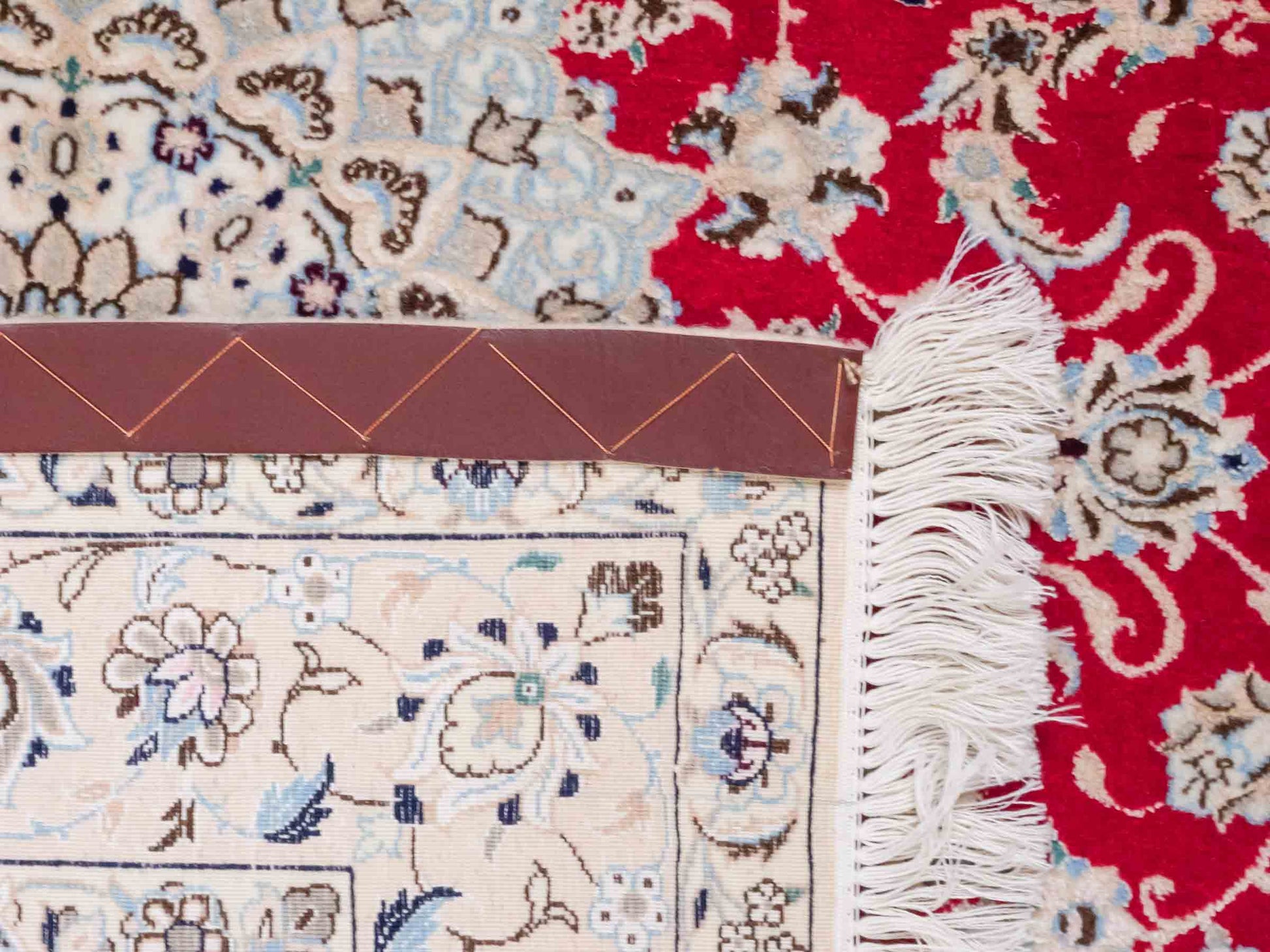 Handgeknüpfter Nain 6La Perserteppich von Habibian für Khademi, signiert, aus Wolle mit Seide, rot-weiß. Persischer Orientteppich mit Medaillon. Von Hand geknüpft in Iran / Persien. Größe: 170 x 120 cm. Teppichnummer: SB3-1041 Jupiter Intl.