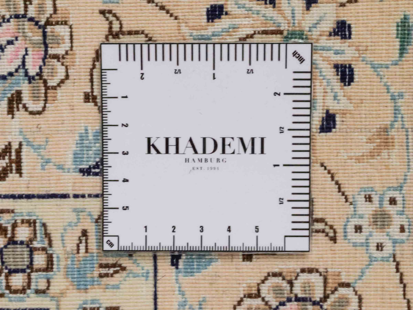 Handgeknüpfter Nain 6La Perserteppich von Habibian für Khademi, signiert, aus Wolle mit Seide, rot-weiß. Persischer Orientteppich mit Medaillon. Von Hand geknüpft in Iran / Persien. Größe: 170 x 120 cm. Teppichnummer: SB3-1041 Jupiter Intl.