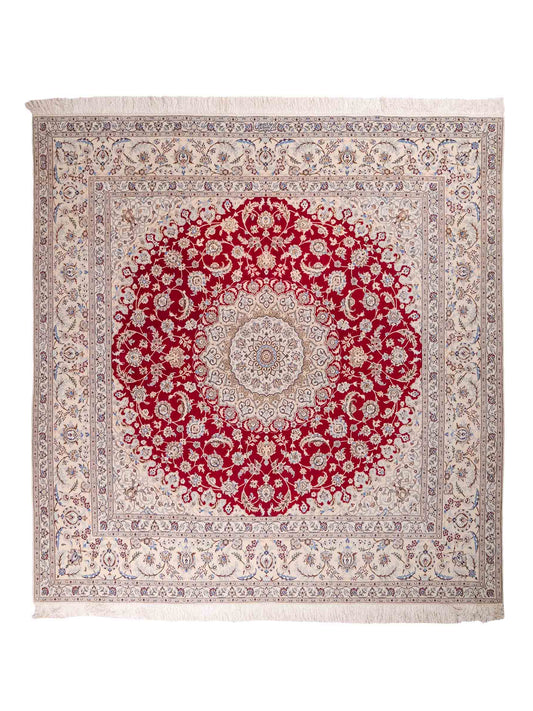 Handgeknüpfter Nain 6La Perserteppich von Khademi aus Wolle mit Seide, signiert, rot-elfenbein-weiß. Persischer Orientteppich mit Medaillon. Von Hand geknüpft in Iran / Persien. Größe: 210 cm x 200 cm. Teppichnummer: SB3-1175 | Jupiter Intl.