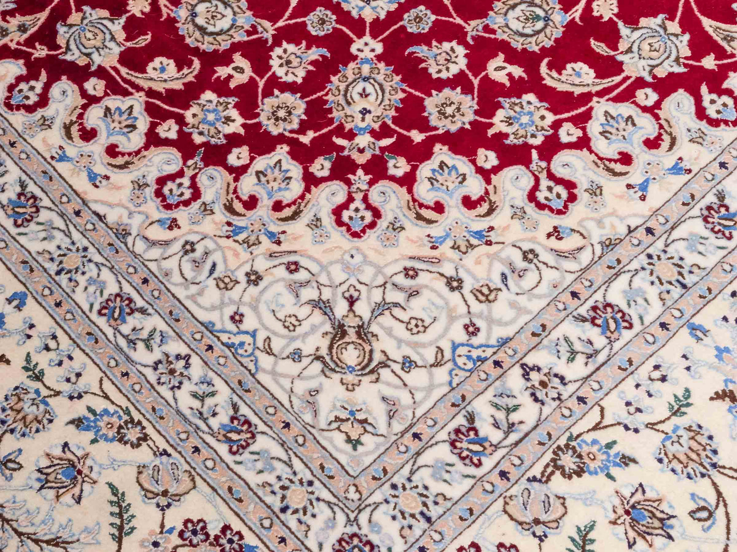 Handgeknüpfter Nain 6La Perserteppich von Khademi aus Wolle mit Seide, signiert, rot-elfenbein-weiß. Persischer Orientteppich mit Medaillon. Von Hand geknüpft in Iran / Persien. Größe: 210 cm x 200 cm. Teppichnummer: SB3-1175 | Jupiter Intl.