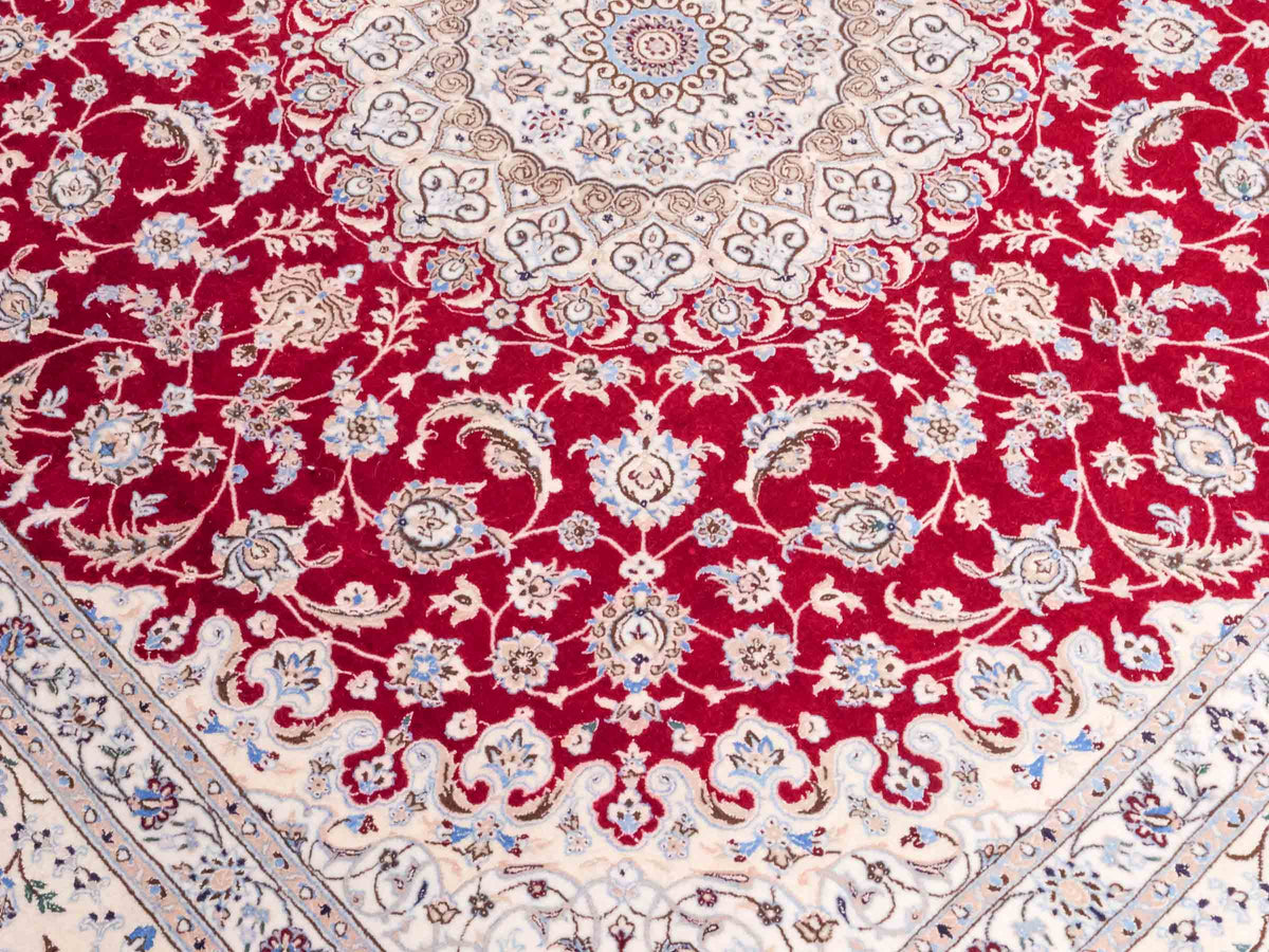 Handgeknüpfter Nain 6La Perserteppich von Khademi aus Wolle mit Seide, signiert, rot-elfenbein-weiß. Persischer Orientteppich mit Medaillon. Von Hand geknüpft in Iran / Persien. Größe: 210 cm x 200 cm. Teppichnummer: SB3-1175 | Jupiter Intl.